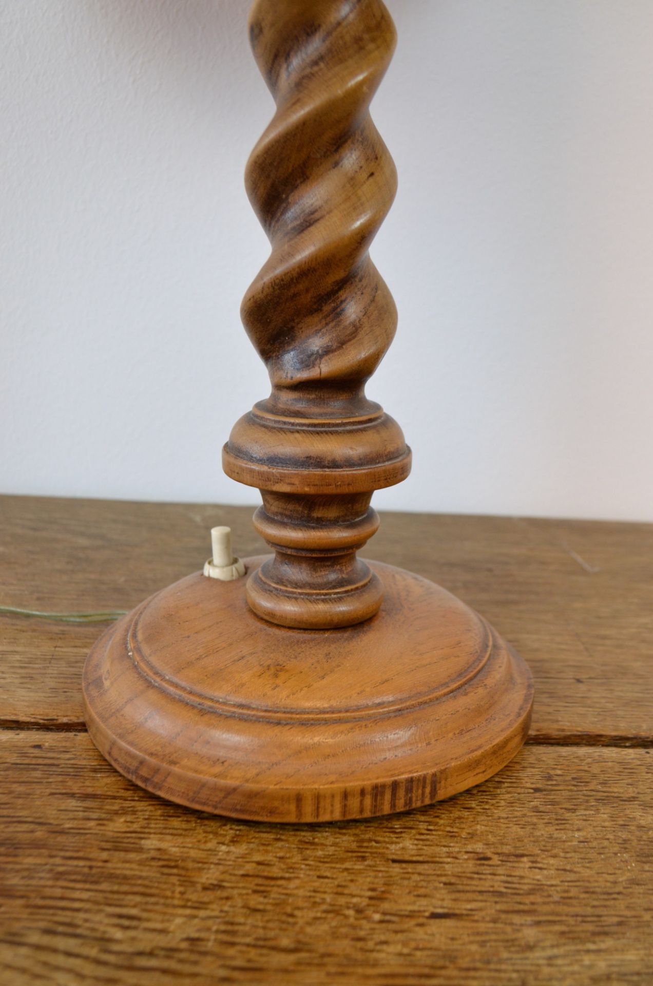 Lampe de bureau avec pied en bois tourné - Image 2 of 2