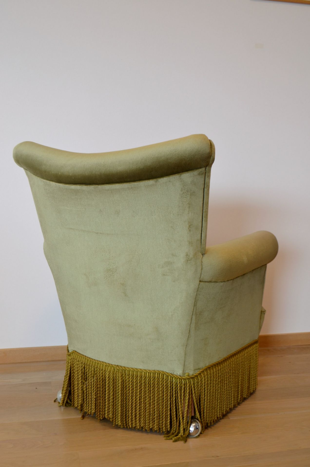 Fauteuil crapaud vert sur roulettes avec cousin en duvet  - Image 3 of 3