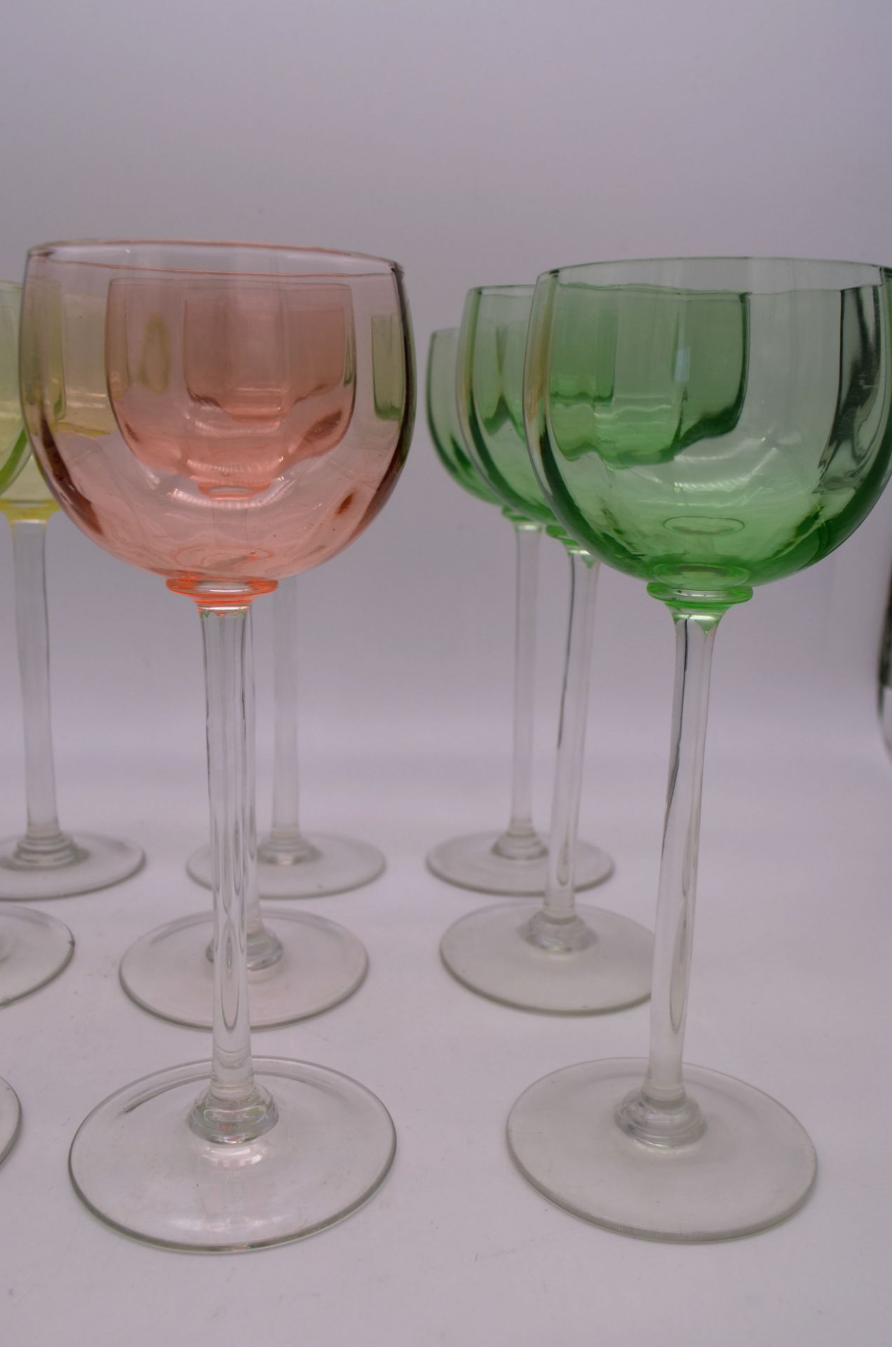 Lot de 11 verres à vin colorés en cristal - Image 2 of 3