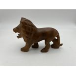 Lion en bois sculpté