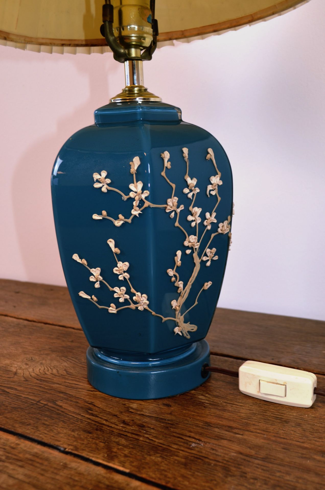 Lampe bleue orné de petites fleurs blanches  - Image 2 of 3