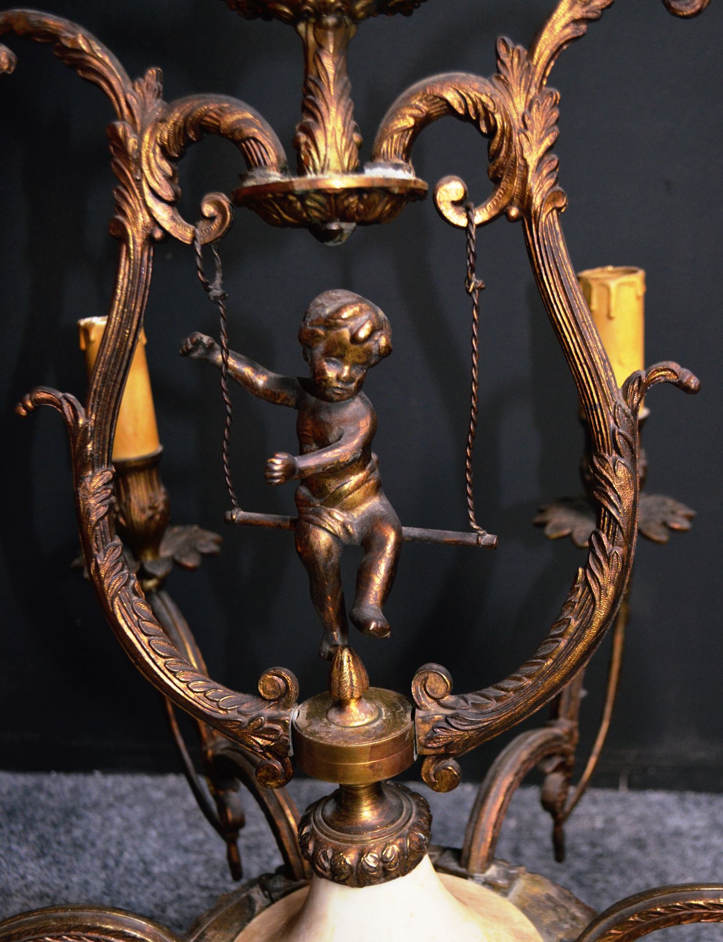 Lustre en albâtre et bronze doré à 6 lampes style Empire avec angelot - Image 2 of 2