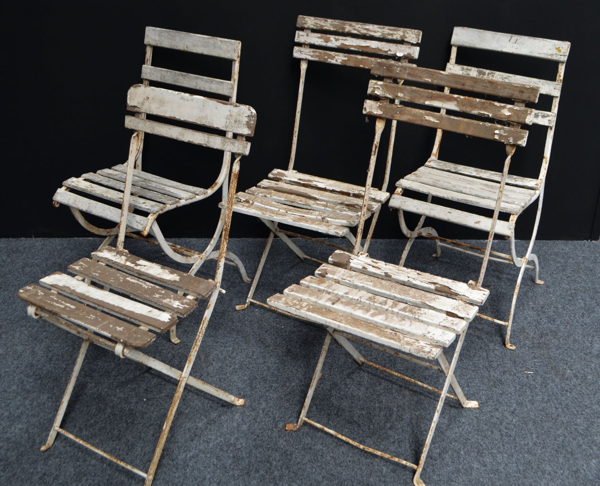 Lot de 5 chaises de jardin anciennes en bois peint blanc