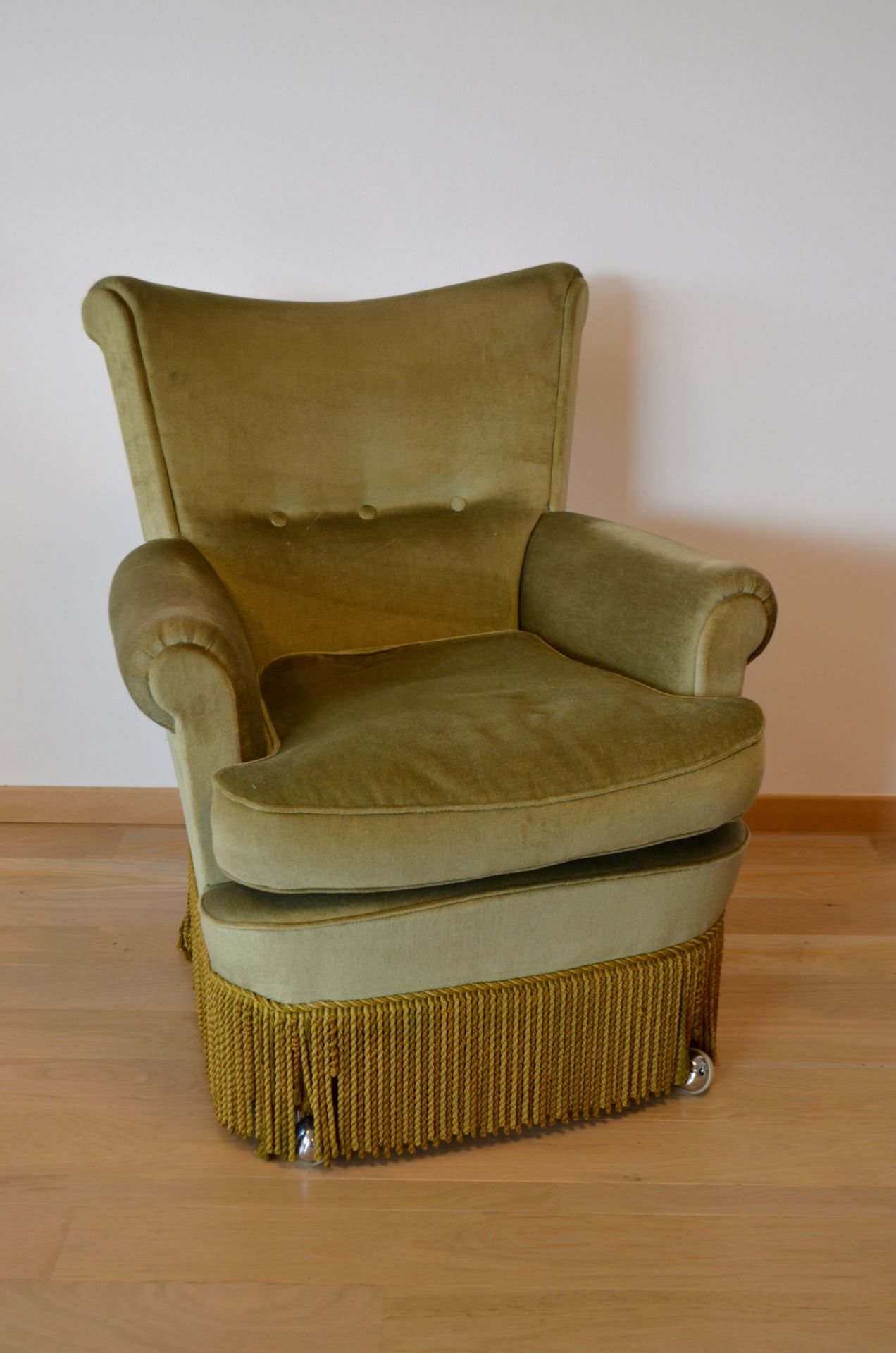 Fauteuil crapaud vert sur roulettes avec cousin en duvet 