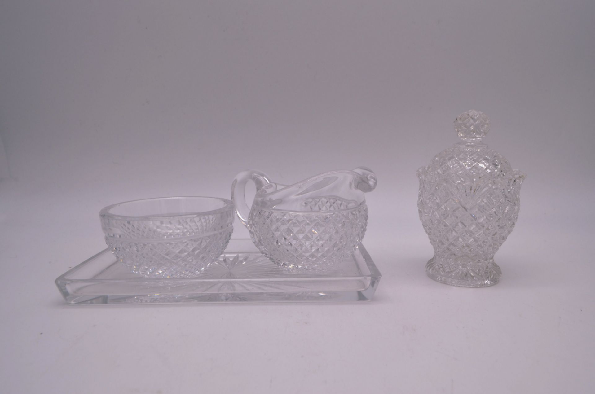 Set en cristal : plateau, coupe, sucrier et pot à lait