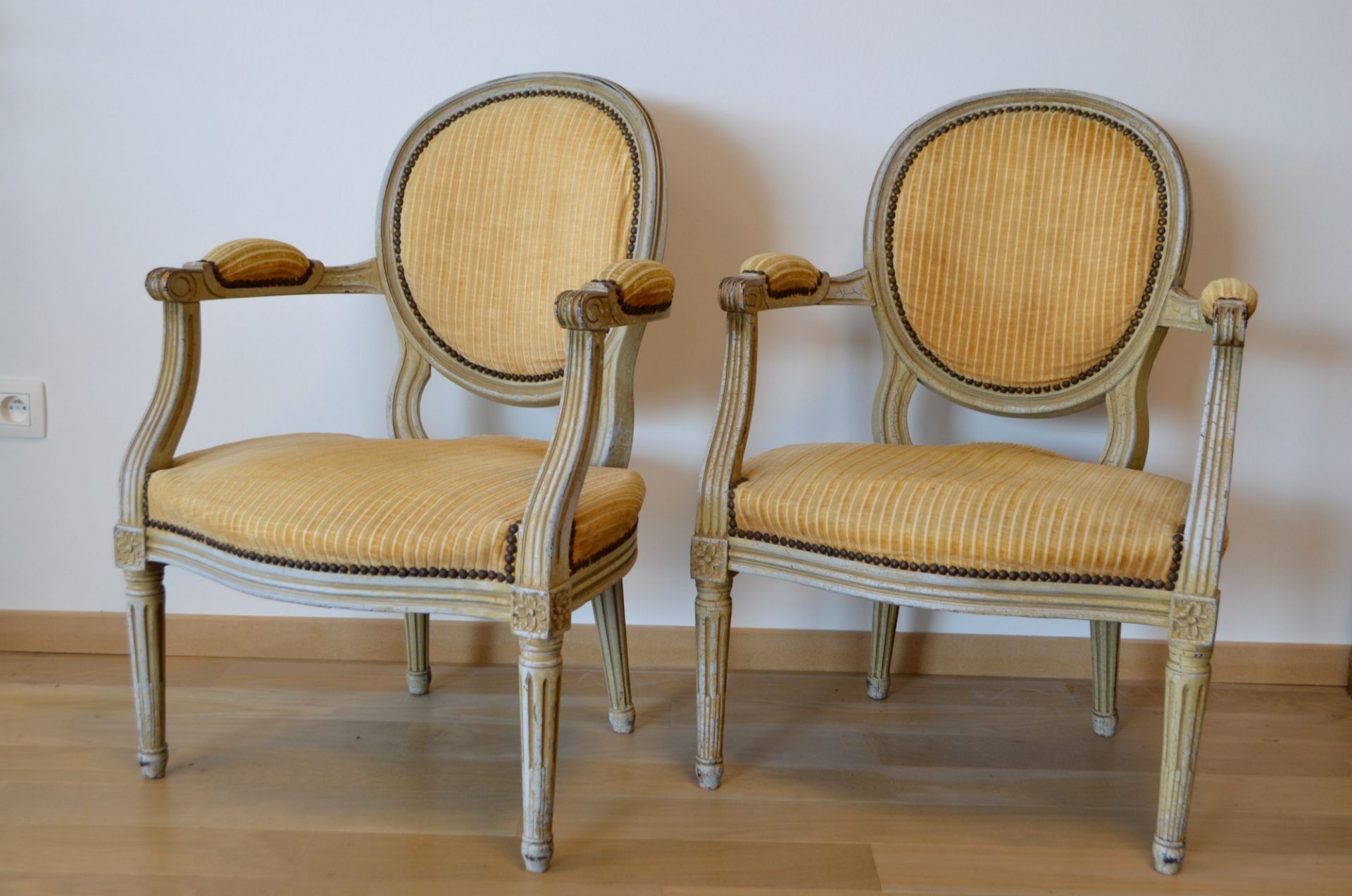 Paire de fauteuils médaillons style Louis XVI - Image 2 of 3