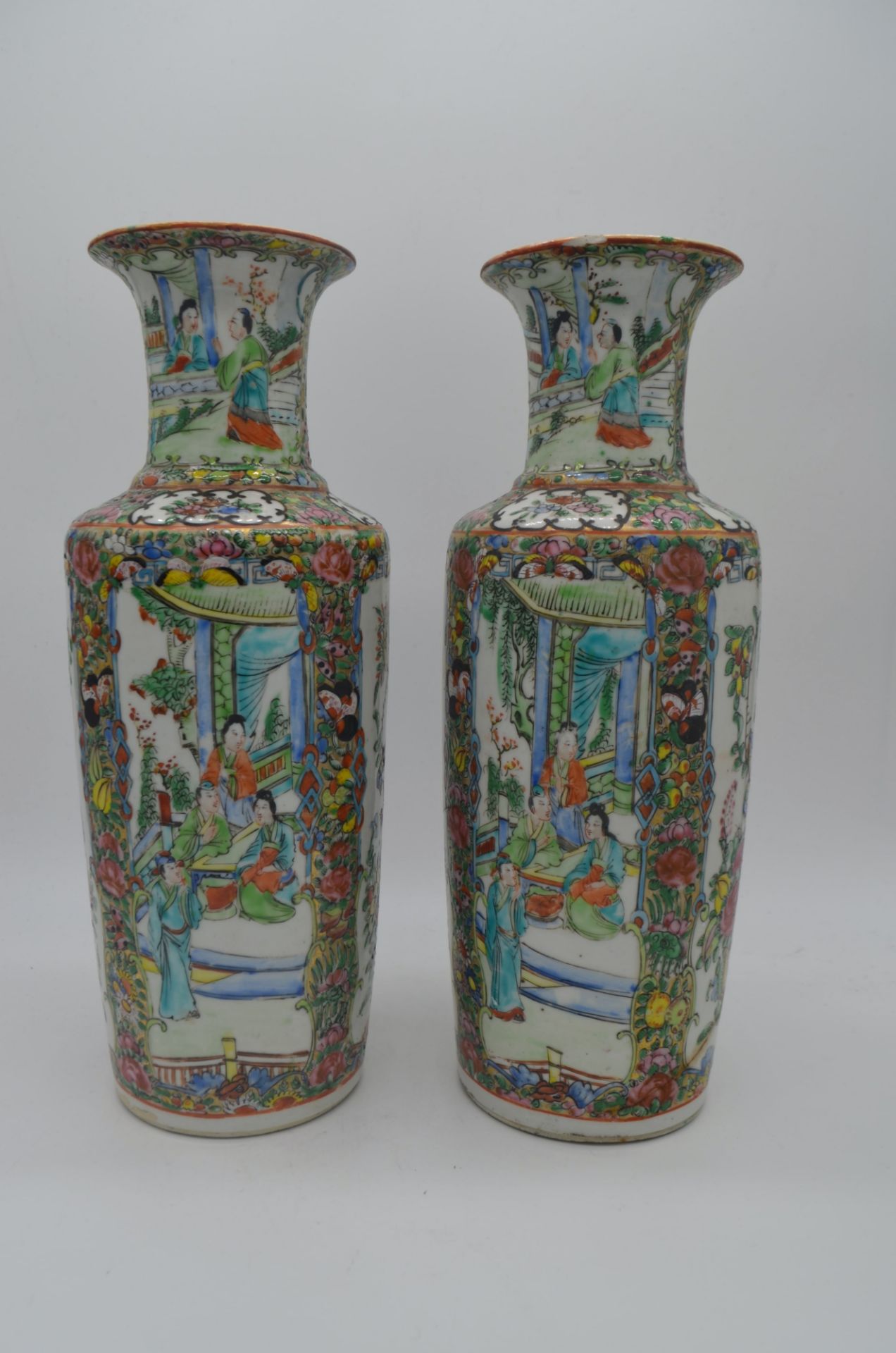 Paire de vases en porcelaine de Chine famille rose - début 20e - Image 2 of 3