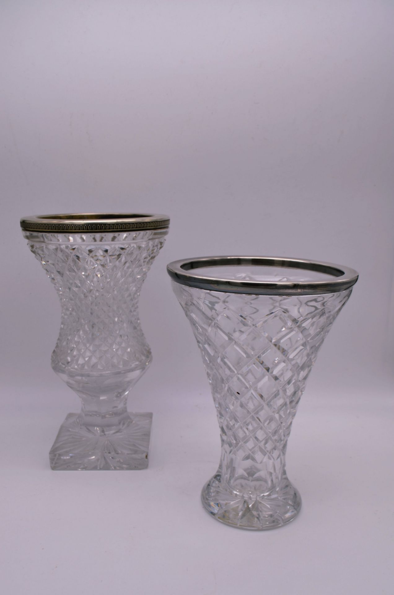 Lot de 2 vases en cristal avec bord en argent