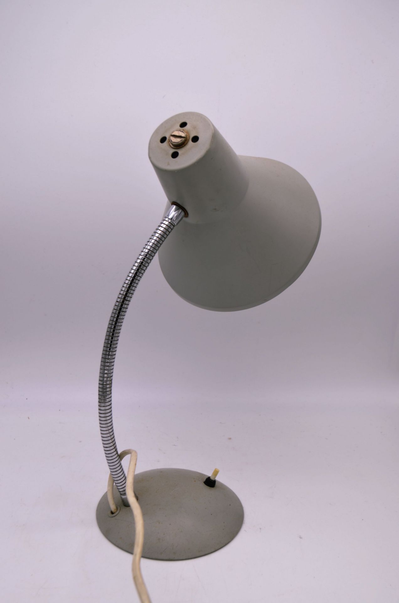 Lampe de bureau Vintage Gris, tige réglable en acier chromé 1960 - Image 2 of 2