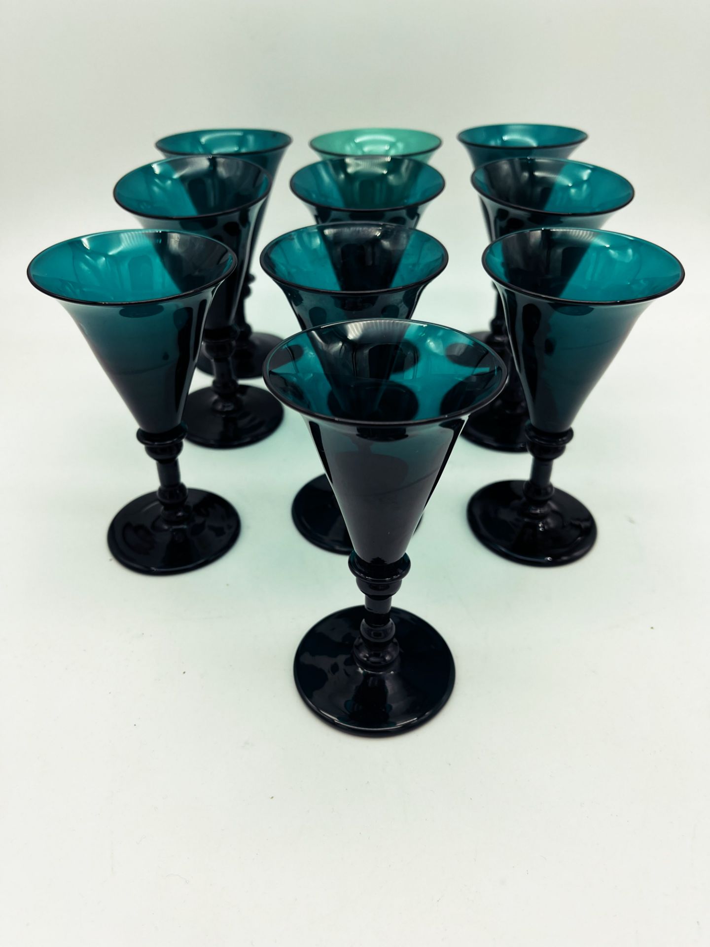 Lot de 11 verres à vin Georgiens vert Bristol 19e