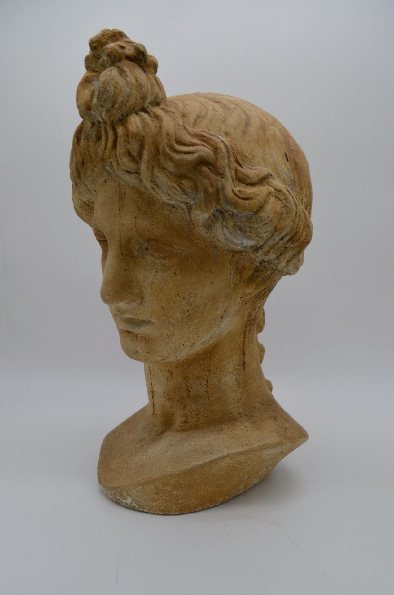 Buste d'Aphrodite sculpté en pierre - Image 3 of 4