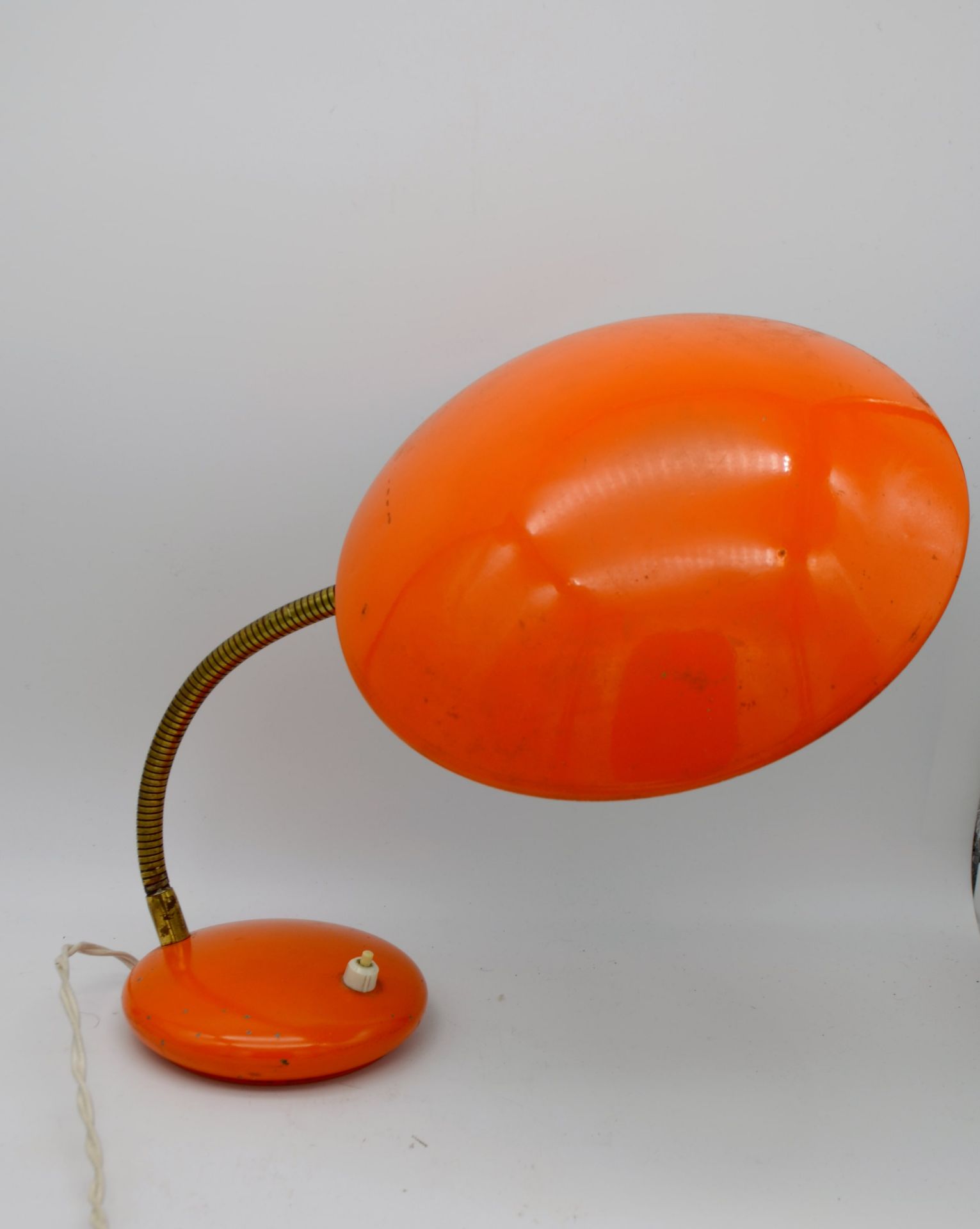 Lampe de Bureau Soucoupe Orange Pop, tige réglable en laiton doré années 1960 - Image 2 of 3