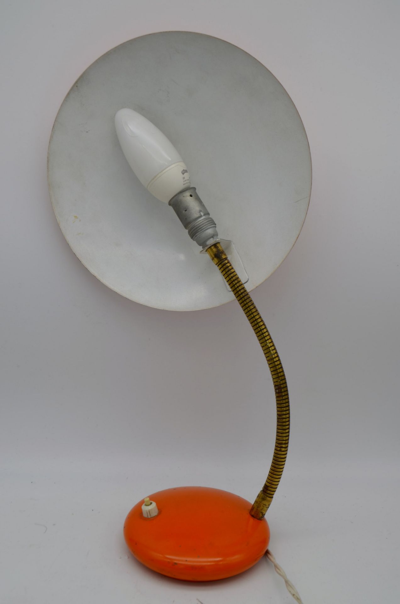 Lampe de Bureau Soucoupe Orange Pop, tige réglable en laiton doré années 1960 - Image 3 of 3