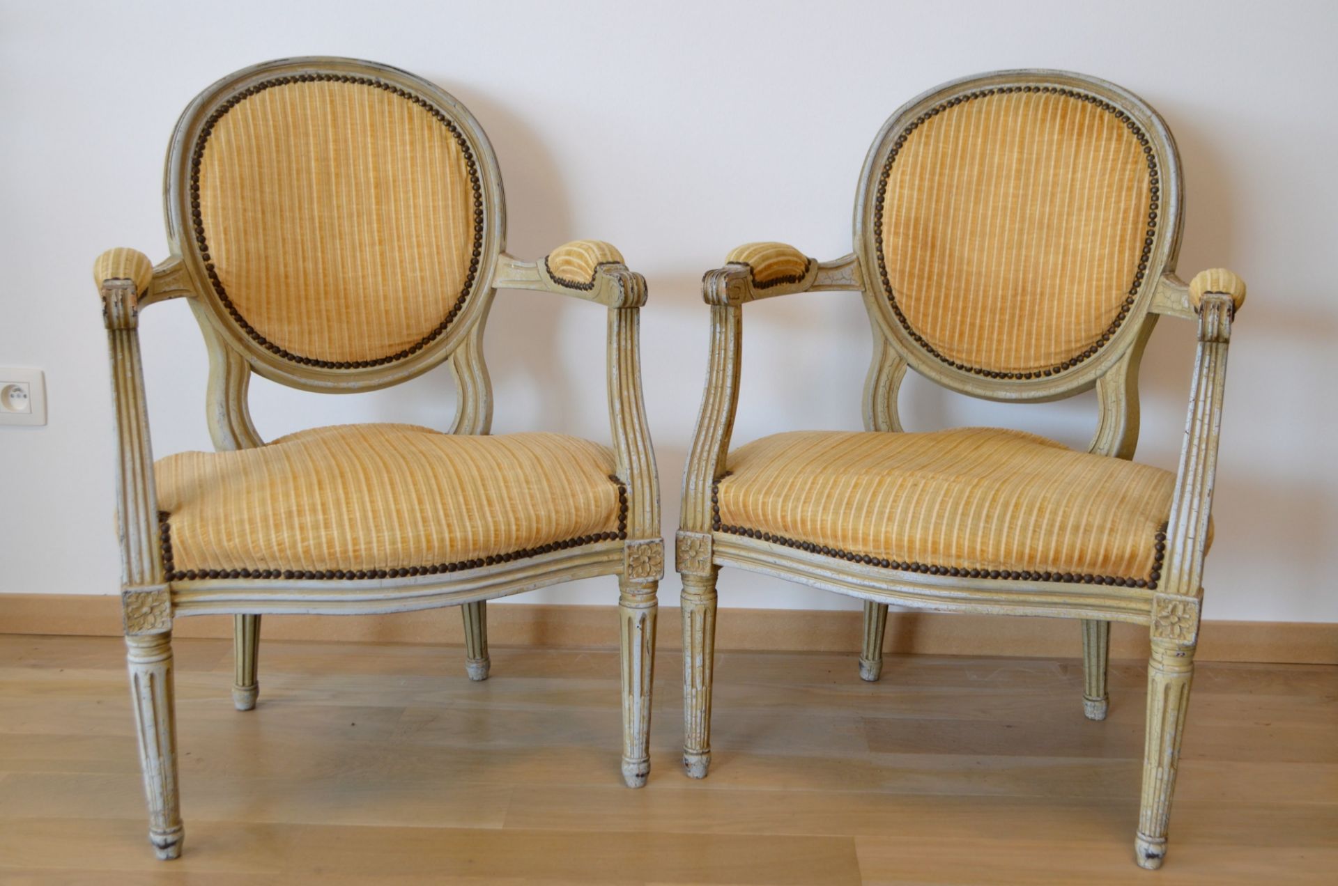 Paire de fauteuils médaillons style Louis XVI