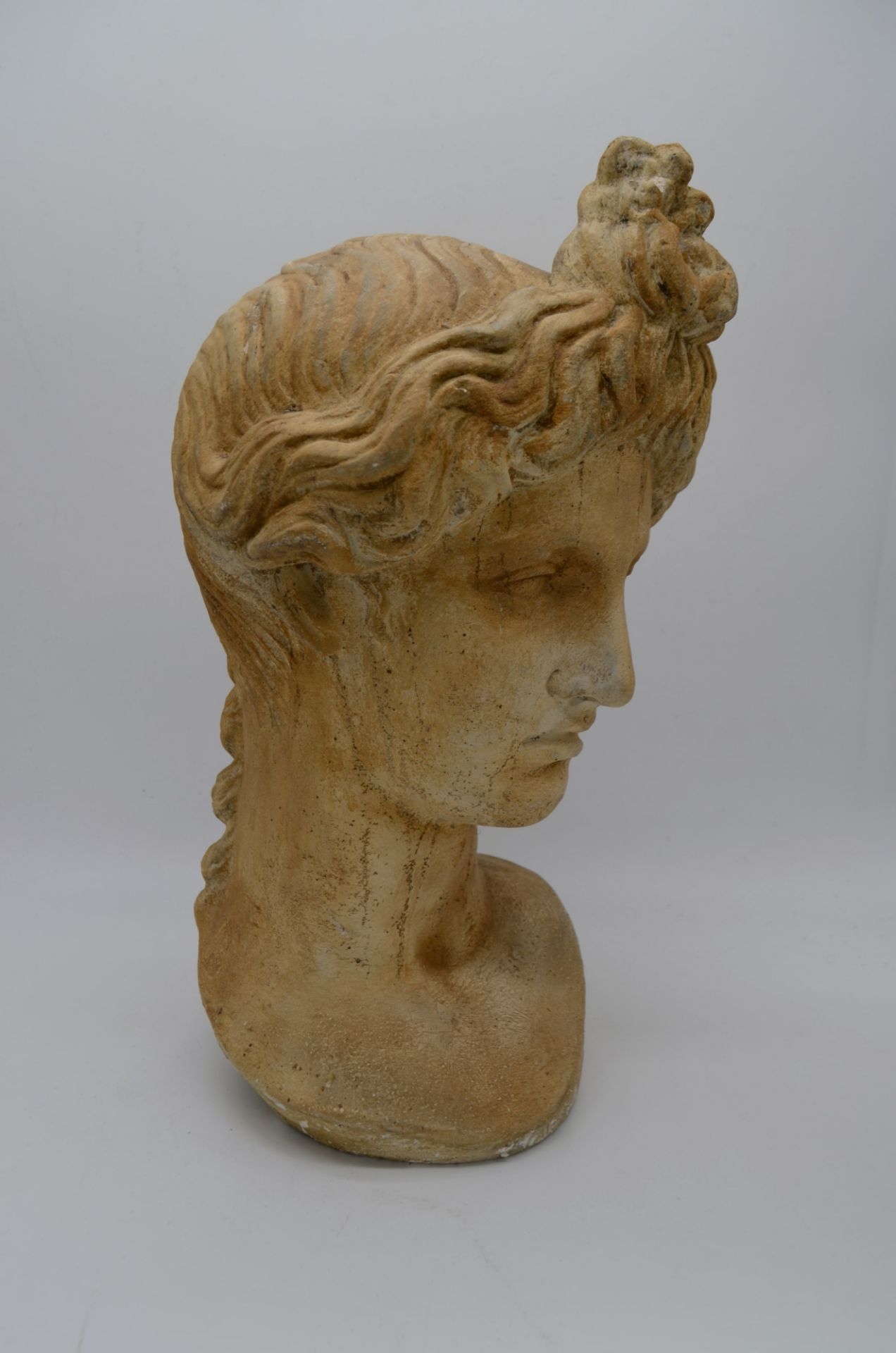 Buste d'Aphrodite sculpté en pierre - Image 2 of 4