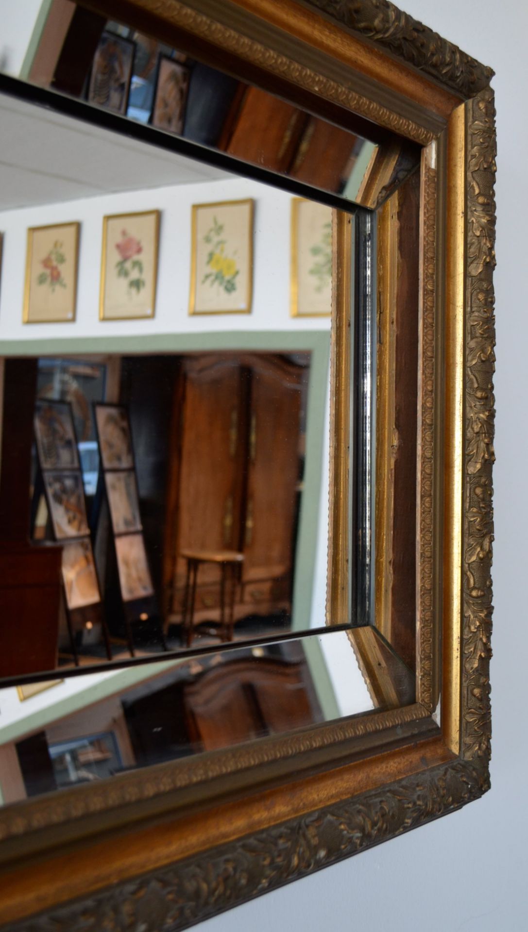 Miroir biseauté ancien avec encadrement en bois doré