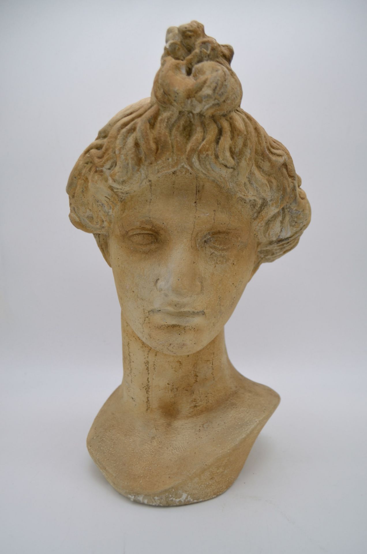 Buste d'Aphrodite sculpté en pierre