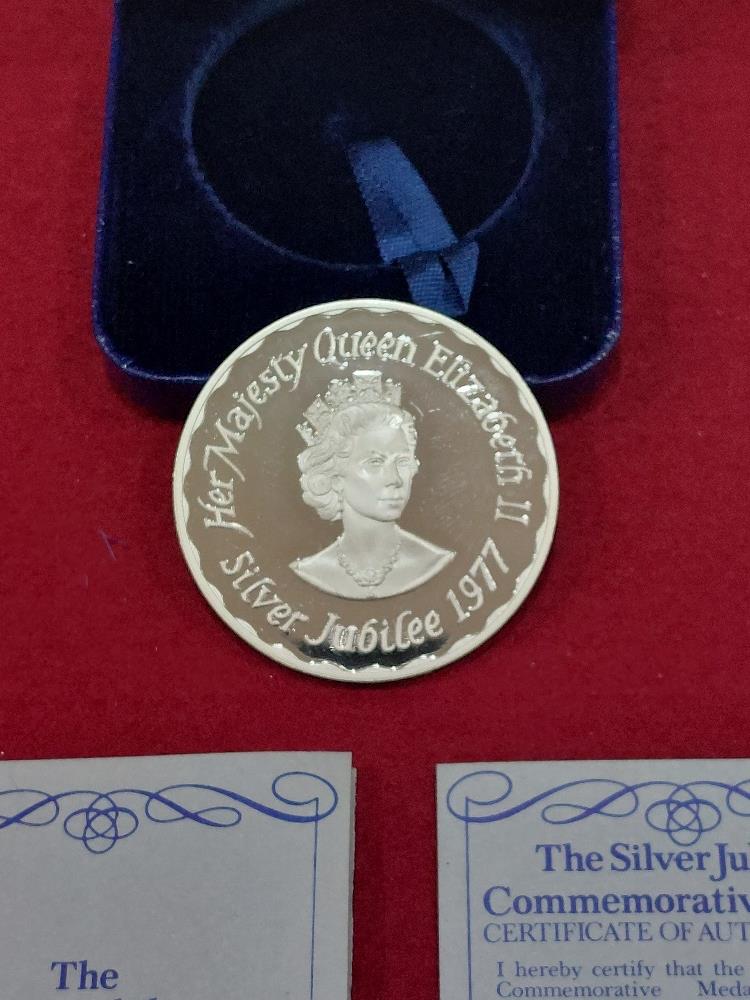 John Pinches Silver Jubilee for Royal society of British Sculptures 1977 silver medal 5817 issued - Image 3 of 3