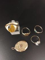 4 x 9ct gold rings and front and back locket 16.5 grams