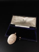 9ct gold locket and vintage jewellery box 4.4 grams