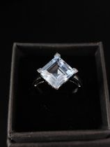 Ladies 14ct gold topaz ring.