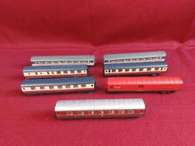Collection of Hornby 00 gauge carriages.
