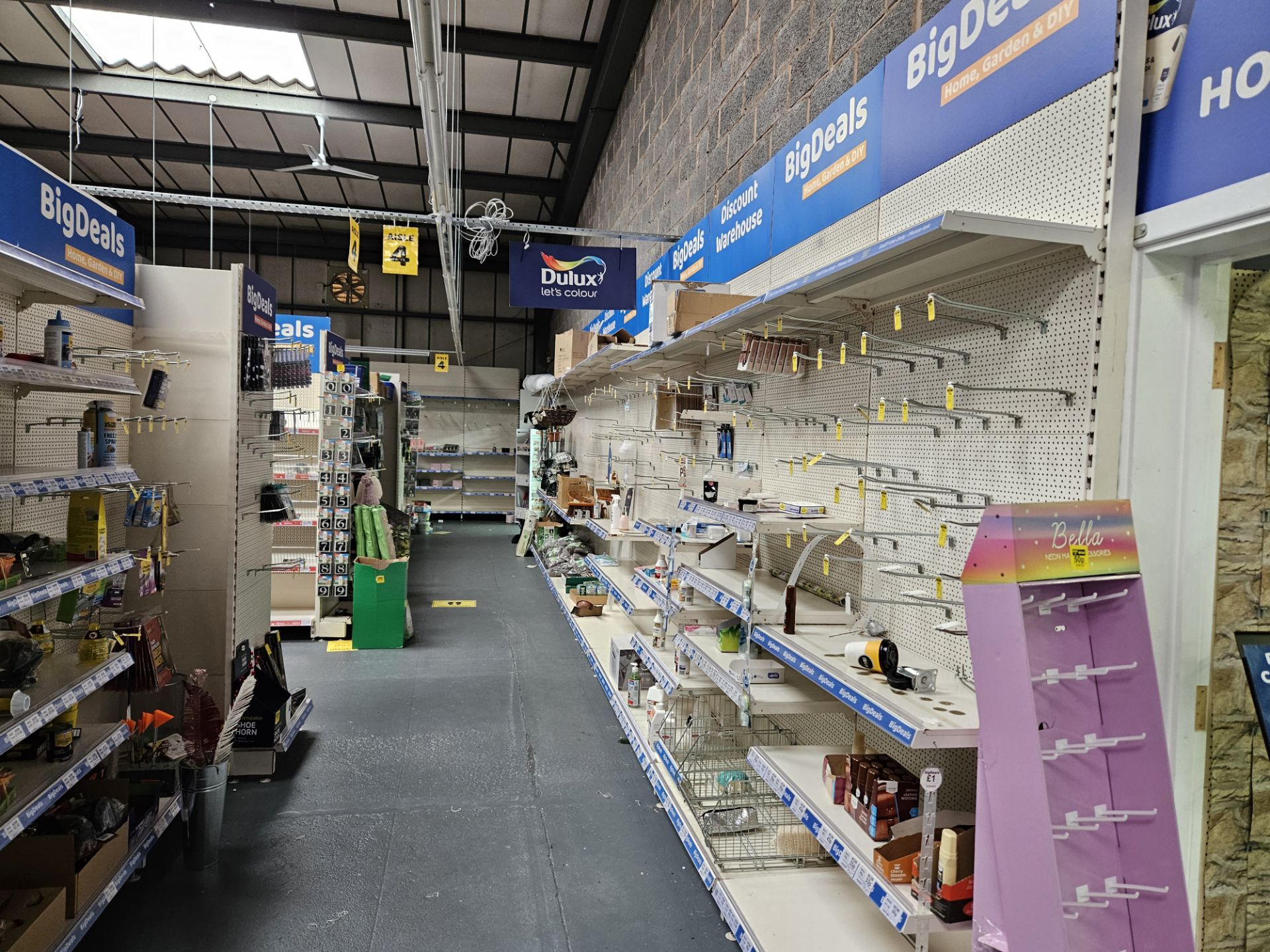 1 wall of 26 bays of display shelving. CONTENTS NOT INCLUDED - Image 4 of 5