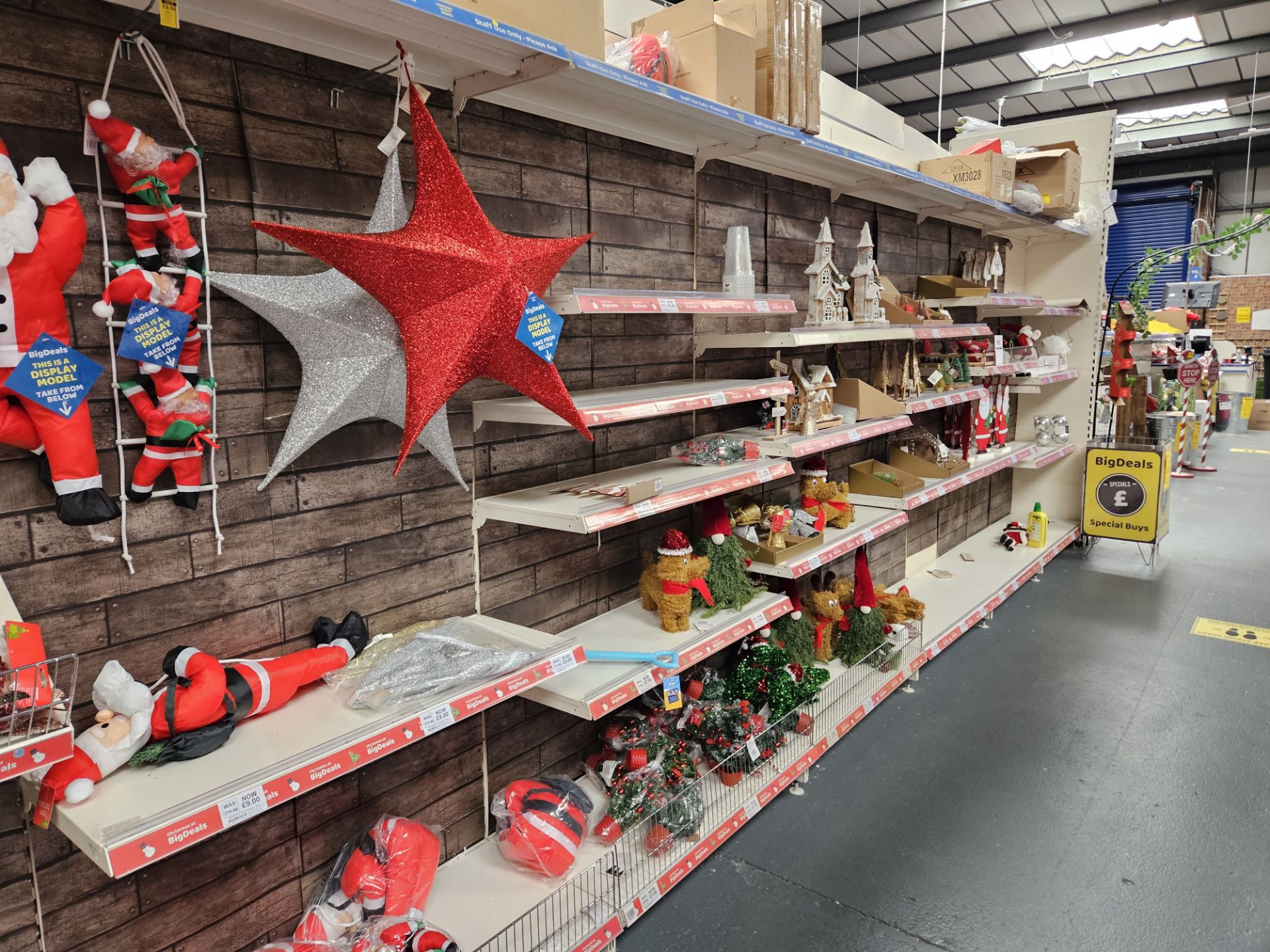 Aisle of assorted Christmas ornaments. Shelving not included. - Bild 2 aus 2