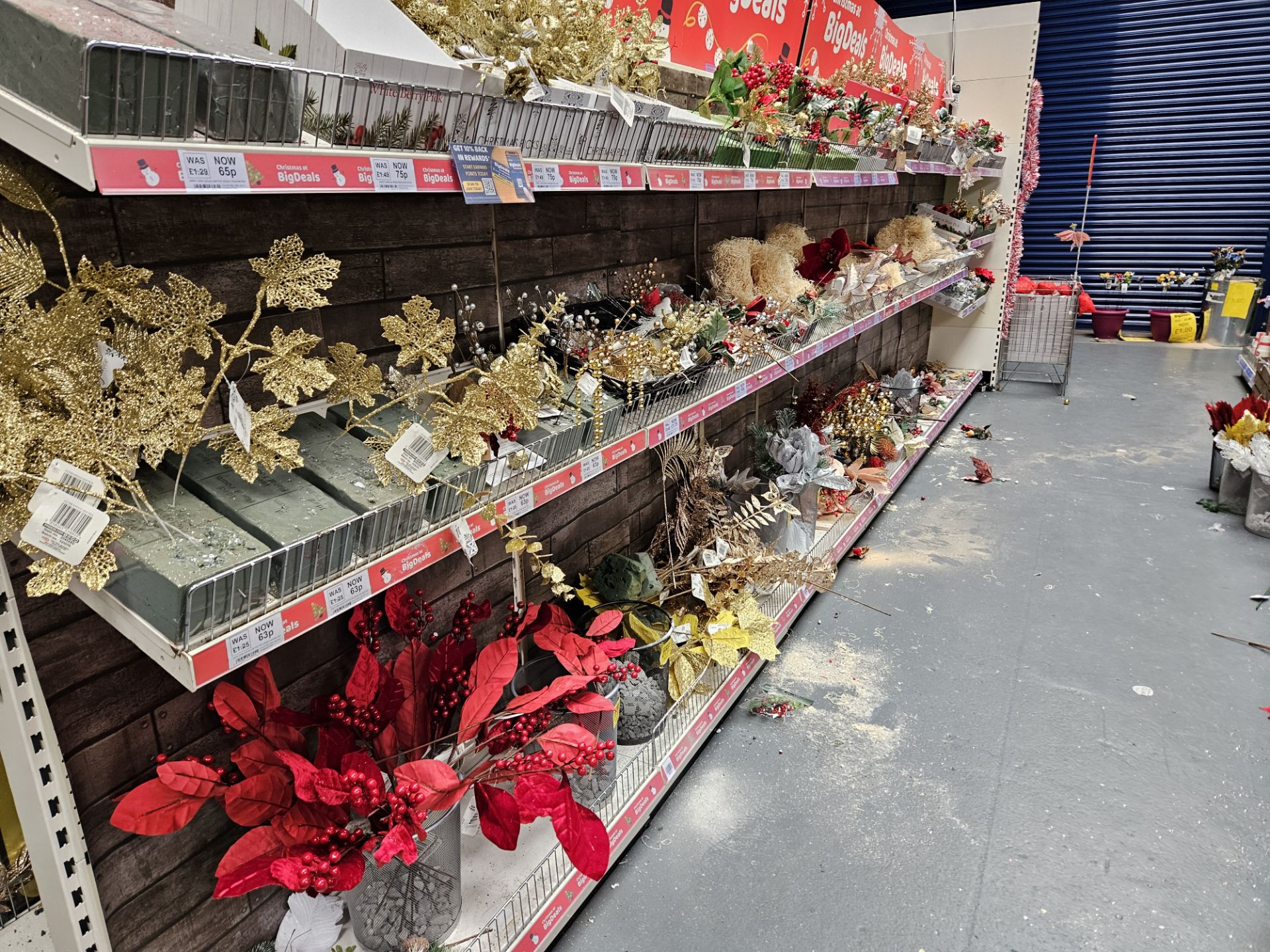 Large quantity of fake christmas foliage to include wreaths, garlands branches & flowers. - Image 6 of 7