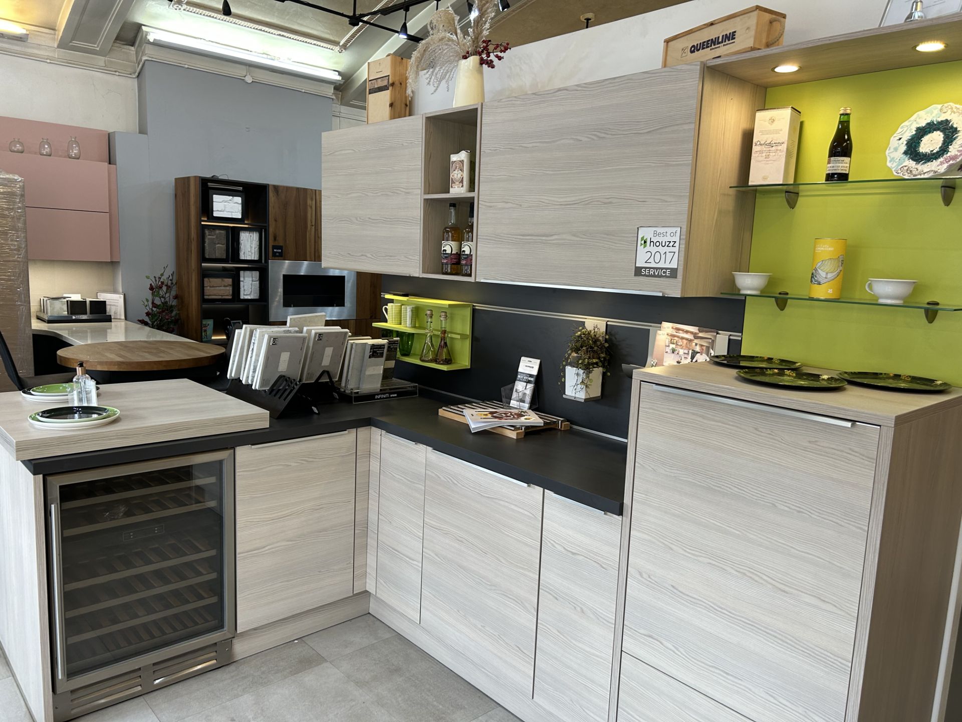 Display Kitchen with laminate woodgrain doors, laminate surface, splash back and sliding bar feature - Image 2 of 4