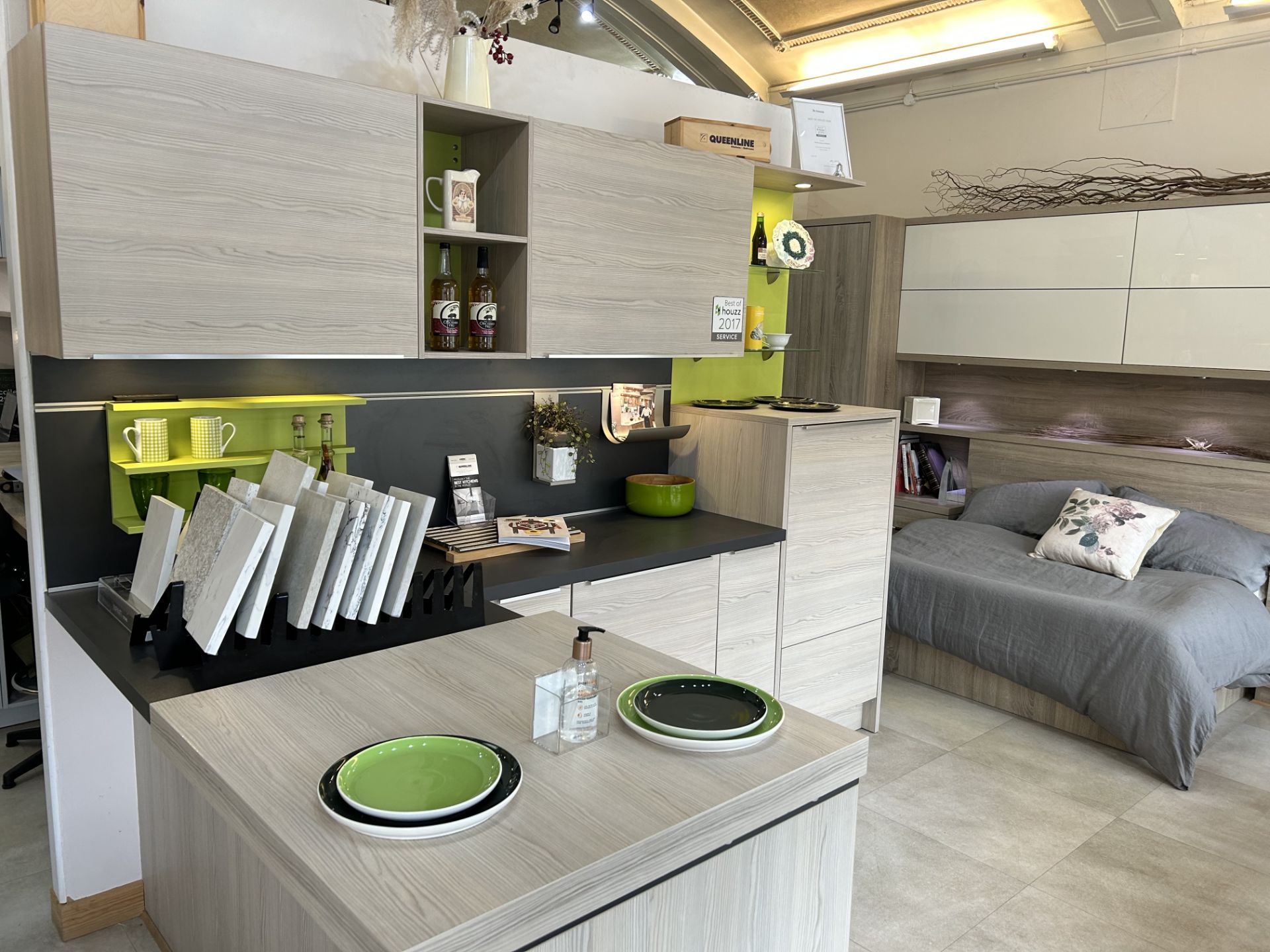 Display Kitchen with laminate woodgrain doors, laminate surface, splash back and sliding bar feature - Image 4 of 4