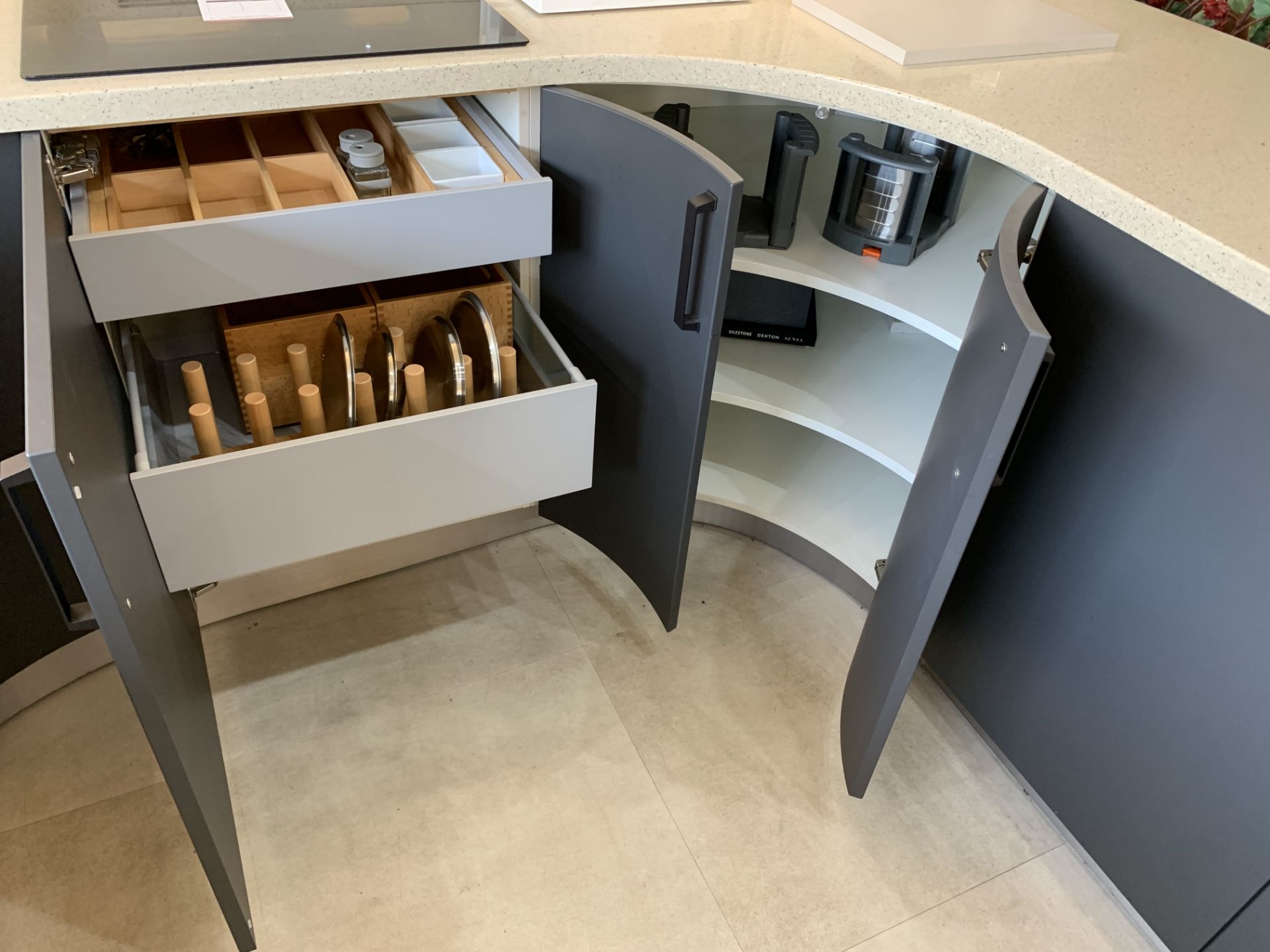 Display Kitchen in dark navy with cream speckled work surface and pink wall mounted cupboard units - Image 5 of 8