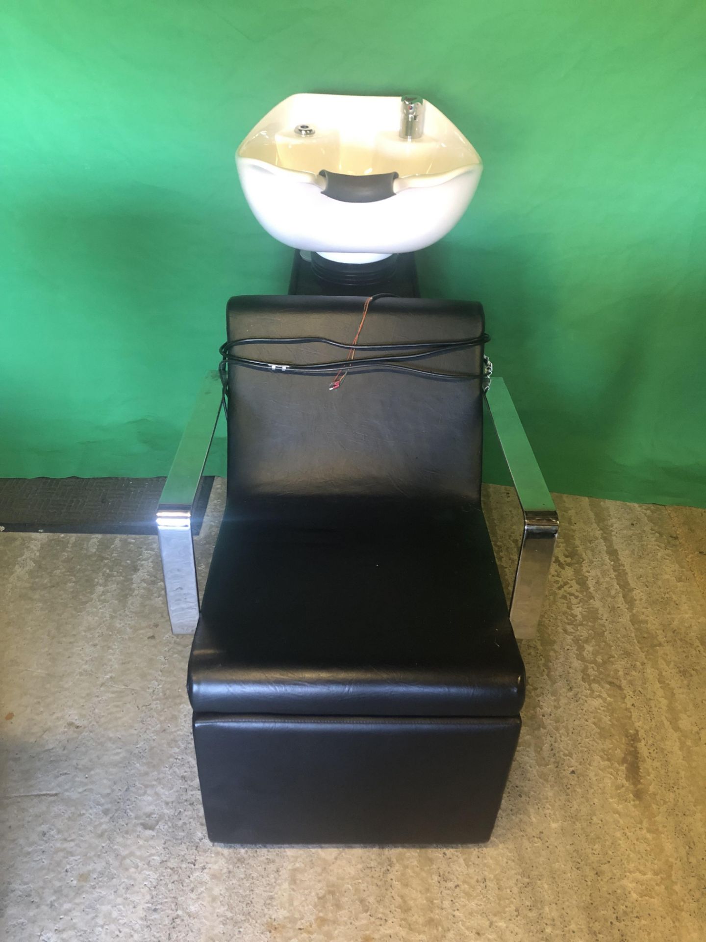 1 x Hair back-wash chair with electric leg lift