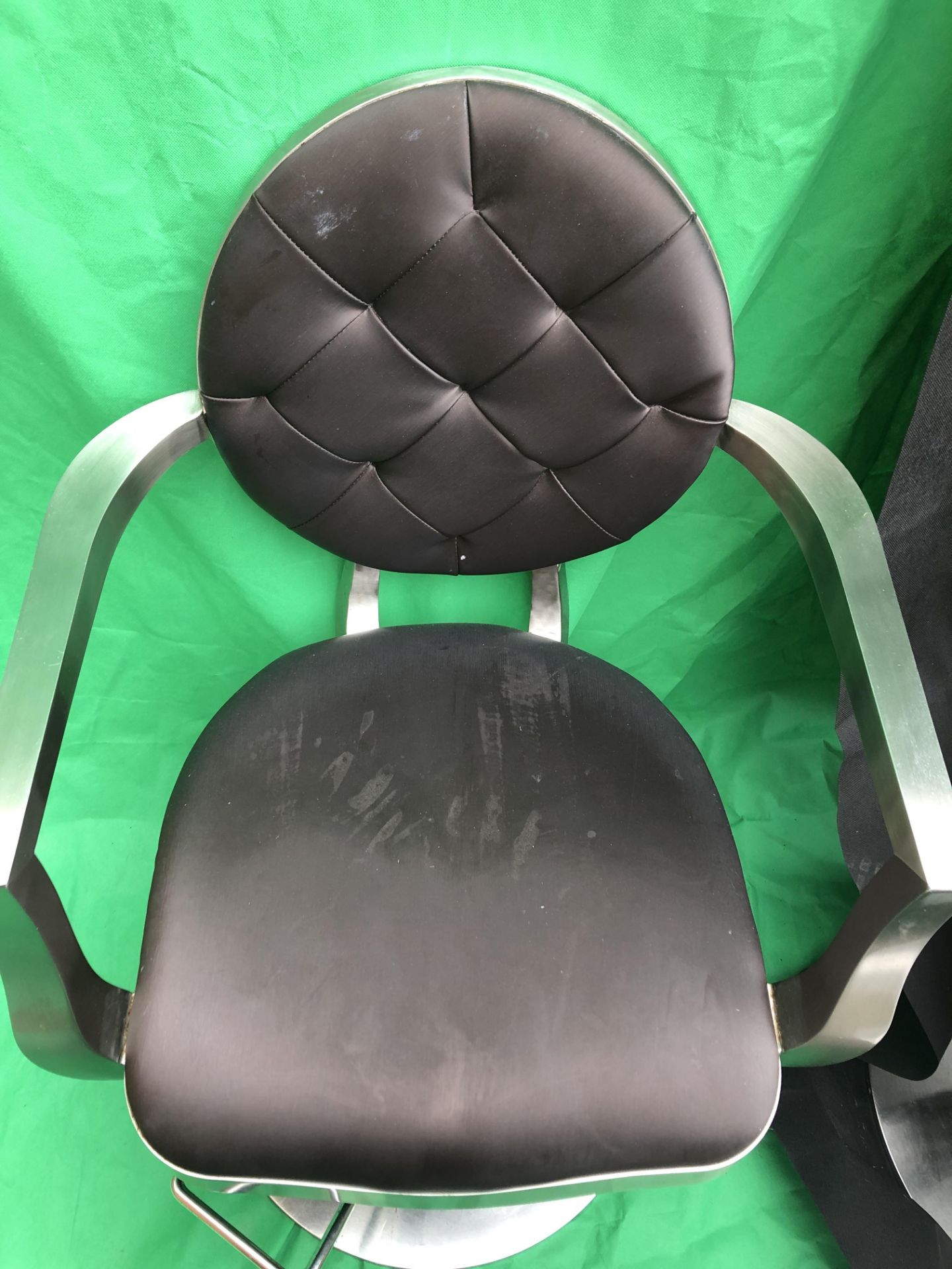 6 x Salon swivel chairs upholstered in dark grey synthetic leather - Image 5 of 9