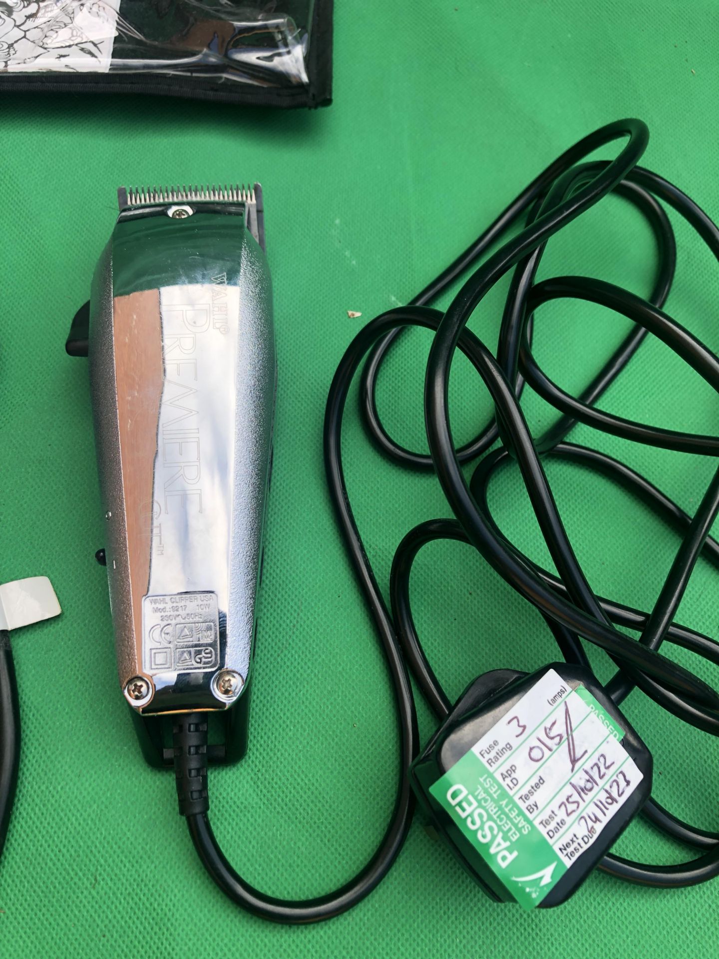 Whal hair trimmers x 3 with assorted attachments. 1 has broken cable. - Image 6 of 6