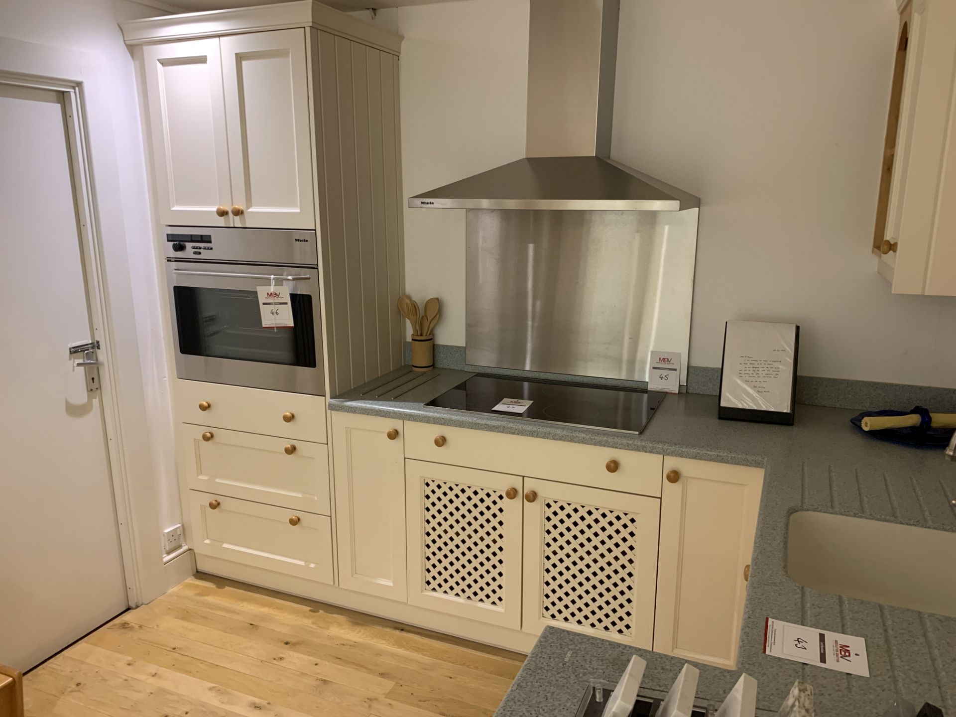 Display corner kitchen in cream with flecked pale blue Corian work surface - Image 3 of 3