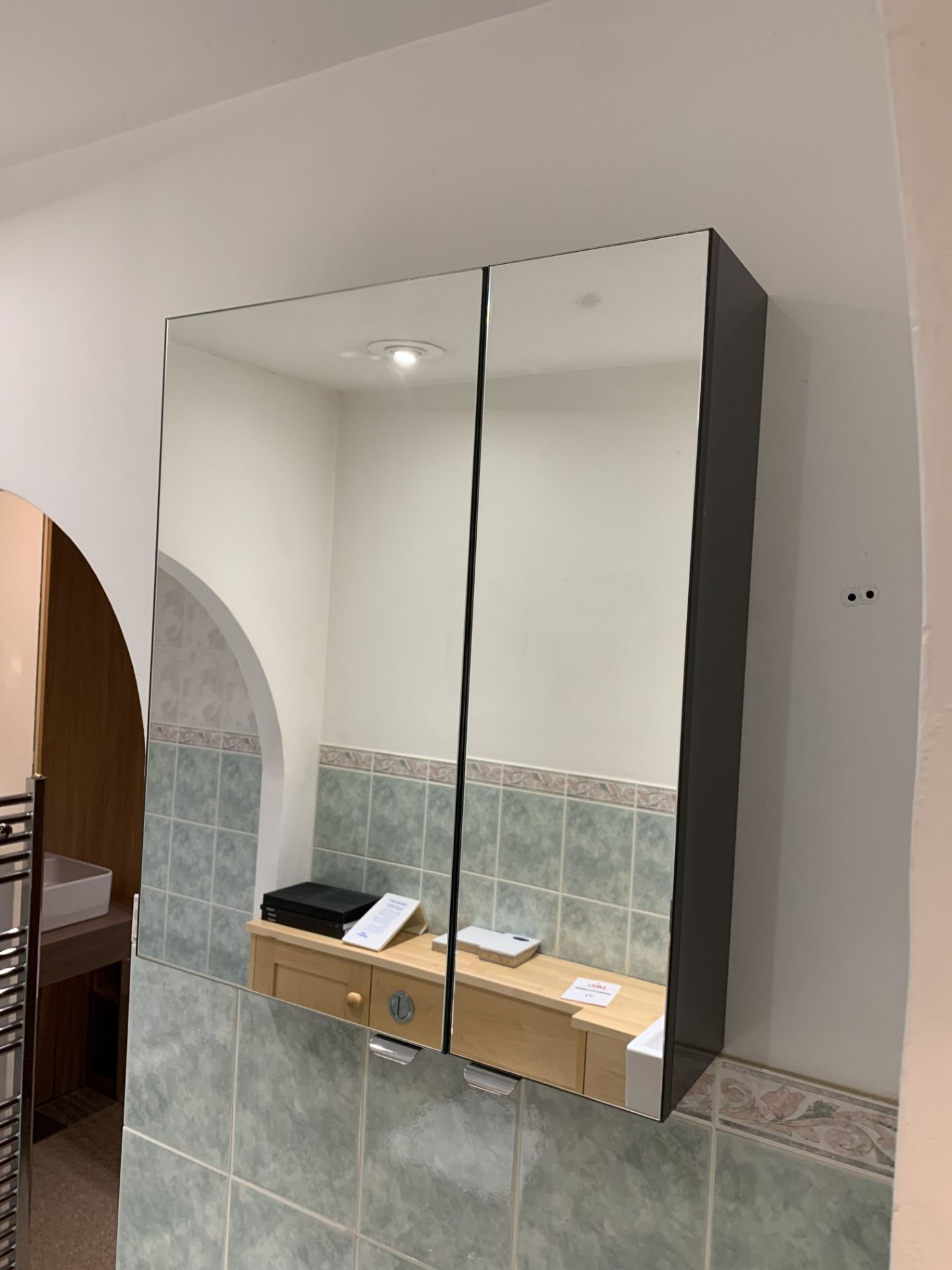 Display mirrored bathroom cabinet