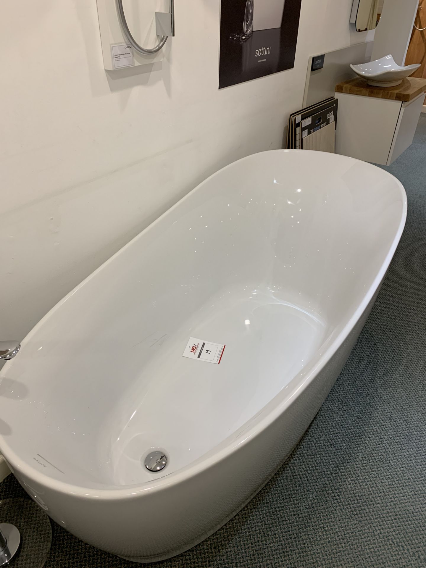 Display freestanding bath