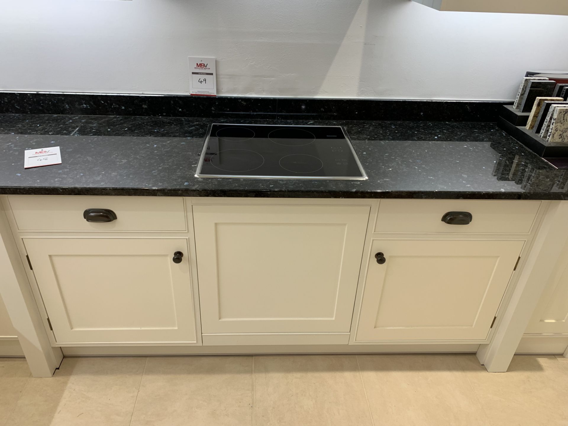 Display L-shaped kitchen in flat white with black granite work surface - Image 5 of 5