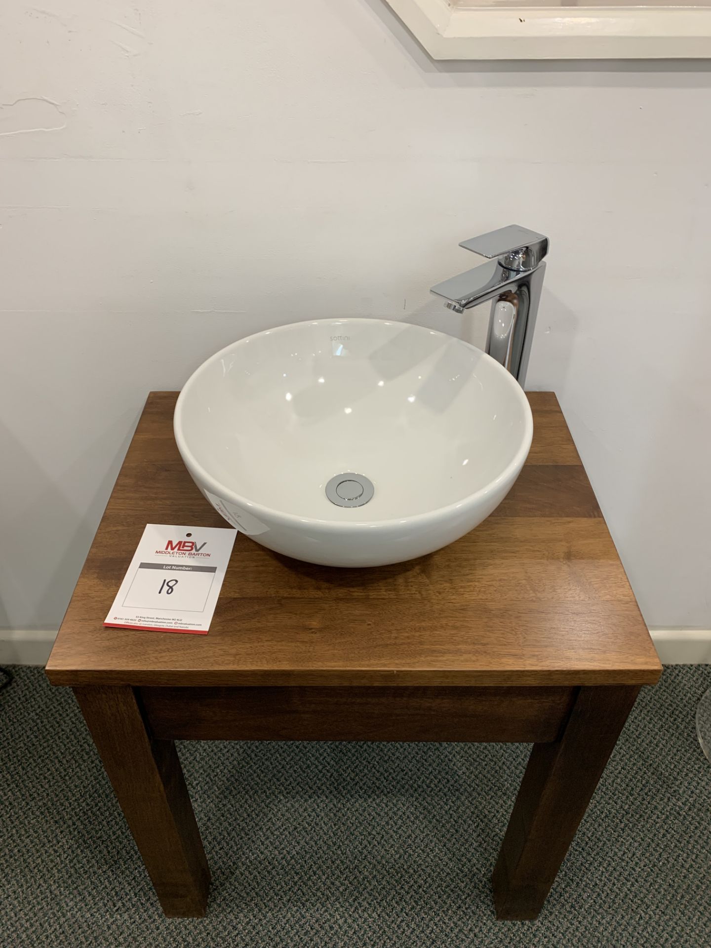 Display bathroom sink on pedestal table