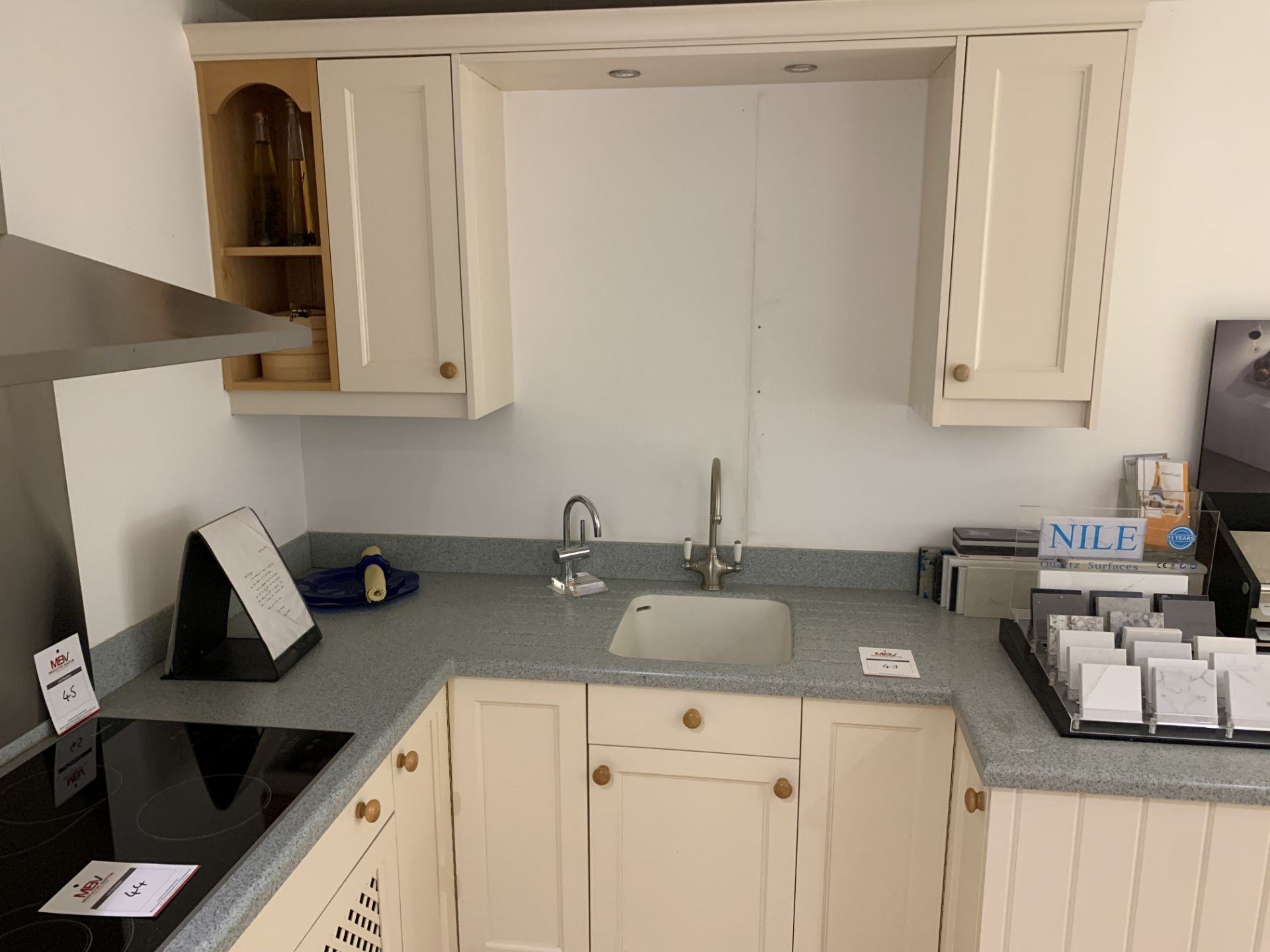 Display corner kitchen in cream with flecked pale blue Corian work surface - Bild 2 aus 3