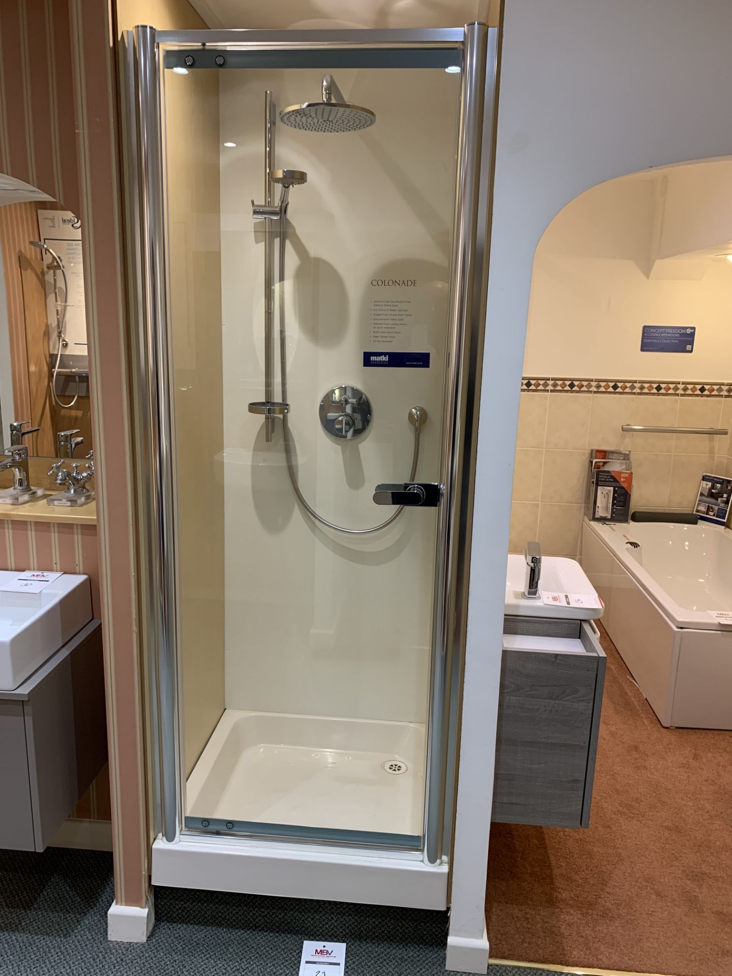 Display shower cubicle and tray