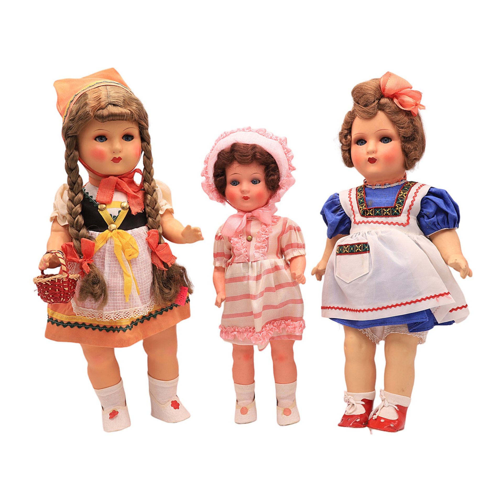 Drei  Puppen in traditionellen Kleidern