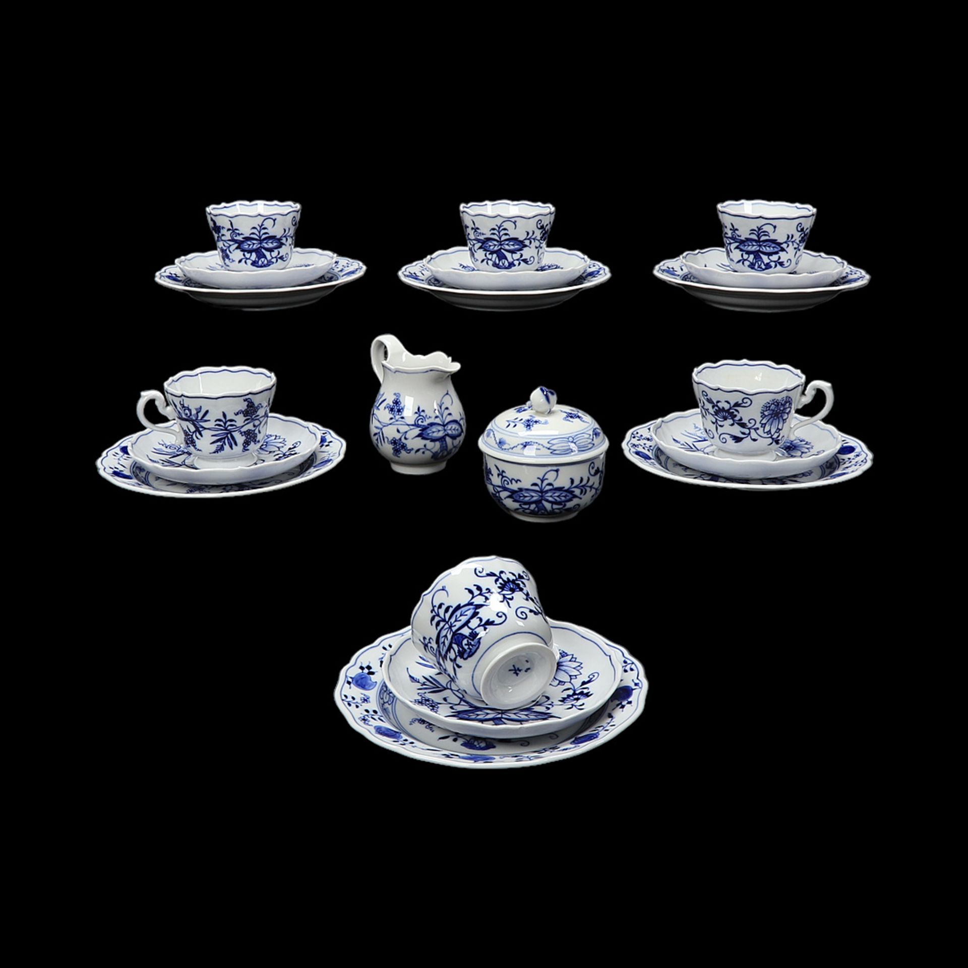 Six Meissen place settings and part of a center piece with onion pattern, around 1980