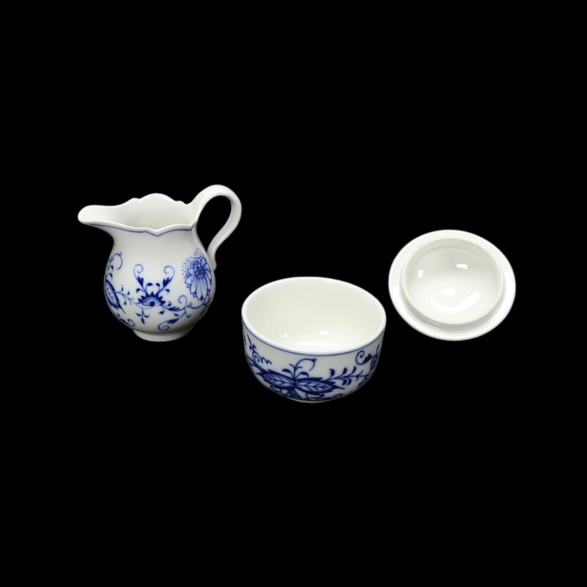 Six Meissen place settings and part of a center piece with onion pattern, around 1980 - Image 4 of 4