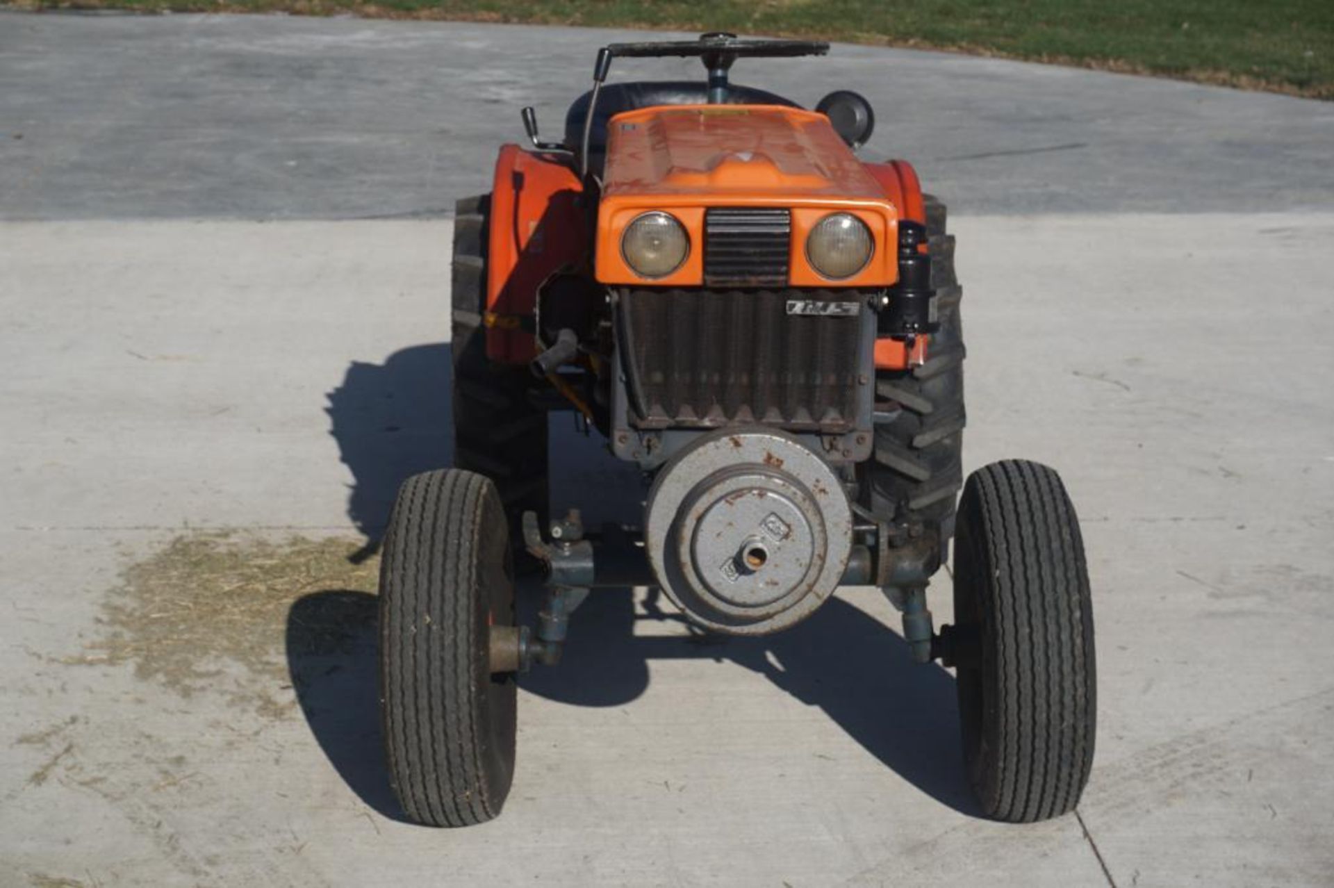 Kubota B6000E Tractor - Image 8 of 40