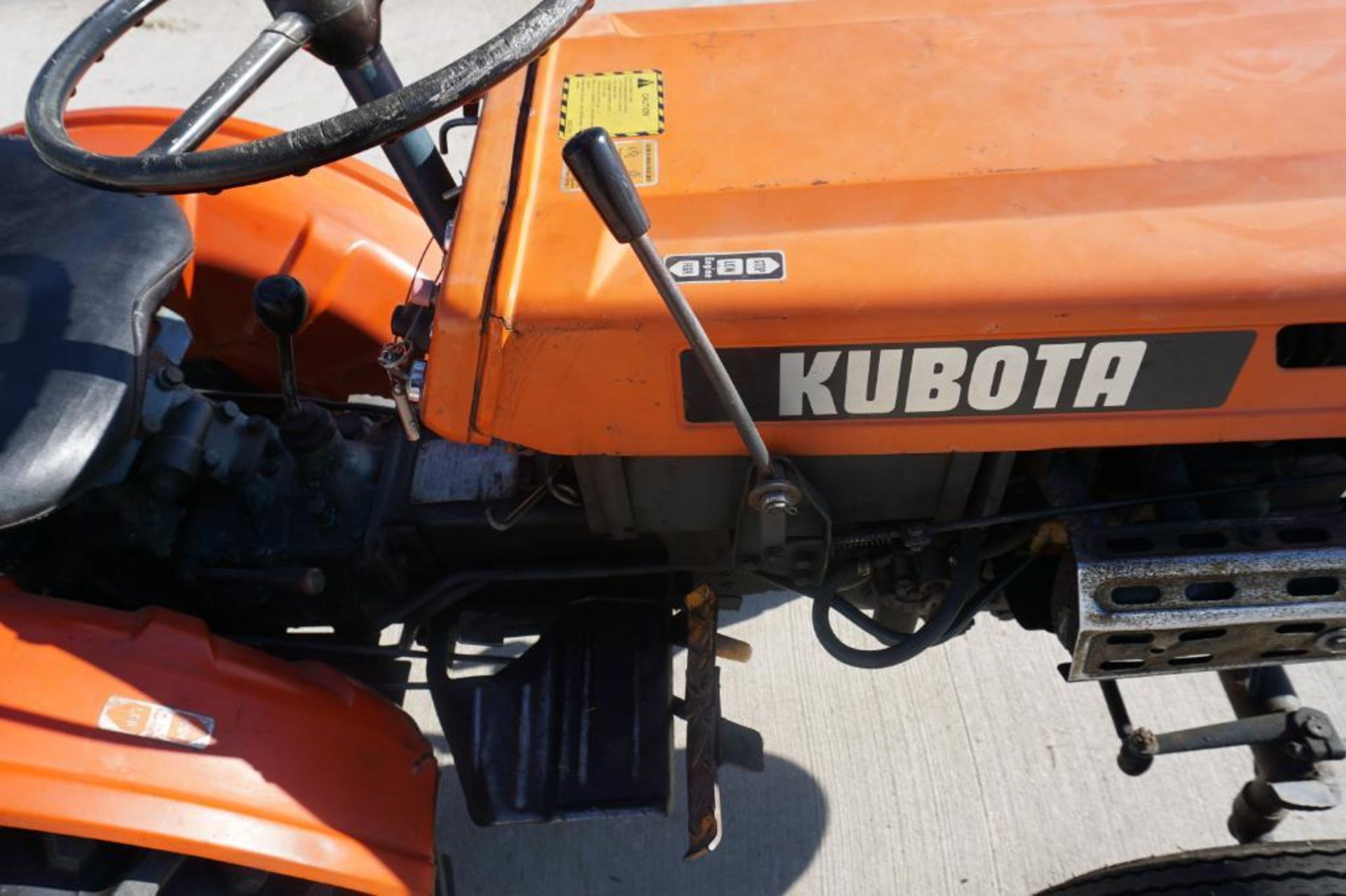 Kubota B6000E Tractor - Image 15 of 40