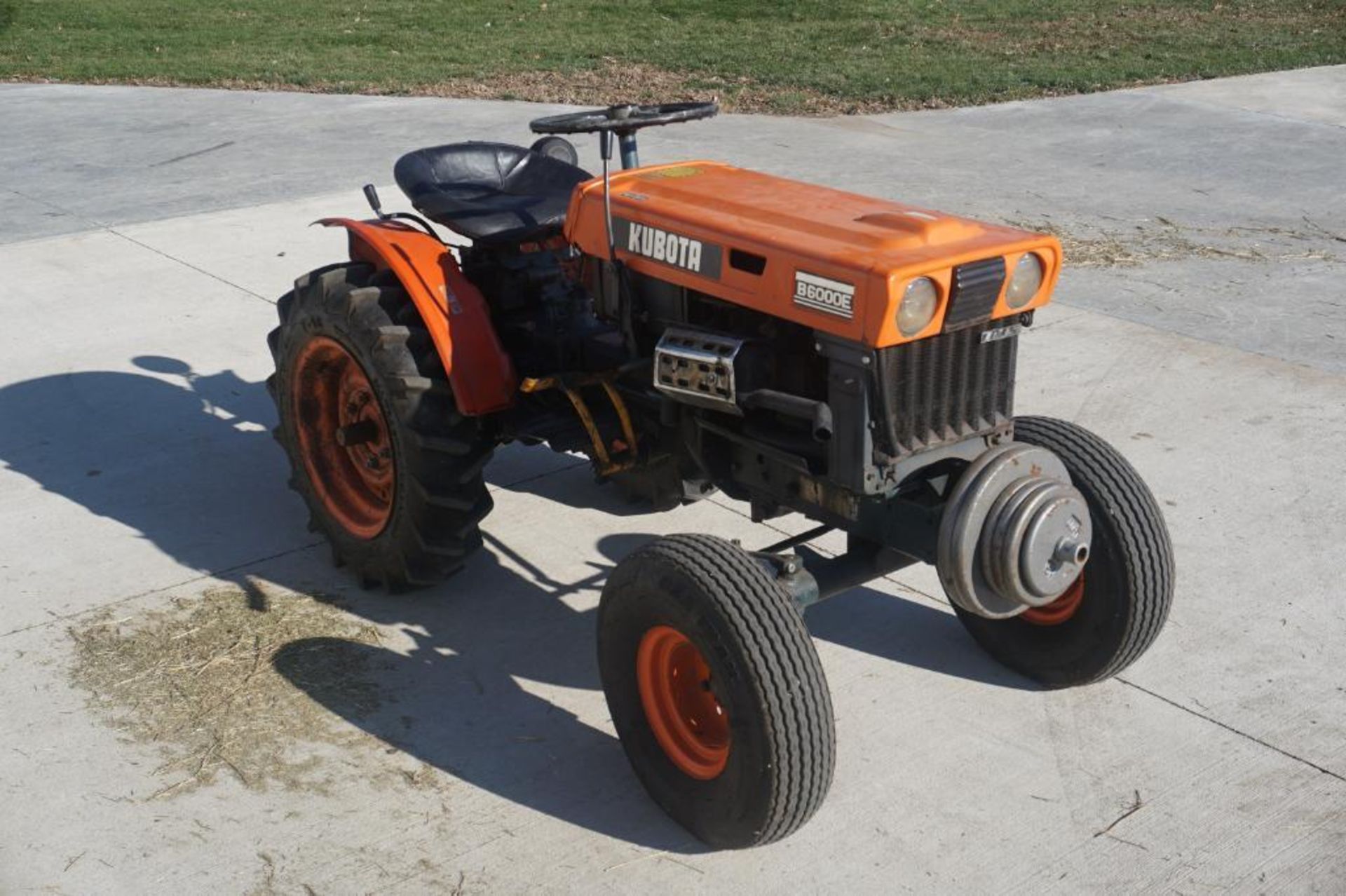 Kubota B6000E Tractor - Image 7 of 40