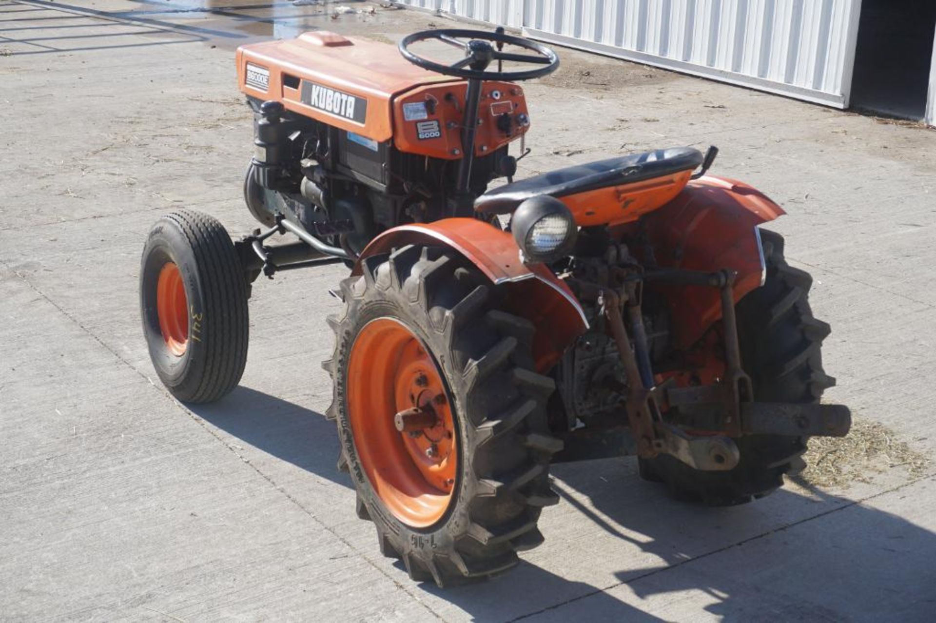 Kubota B6000E Tractor - Image 3 of 40