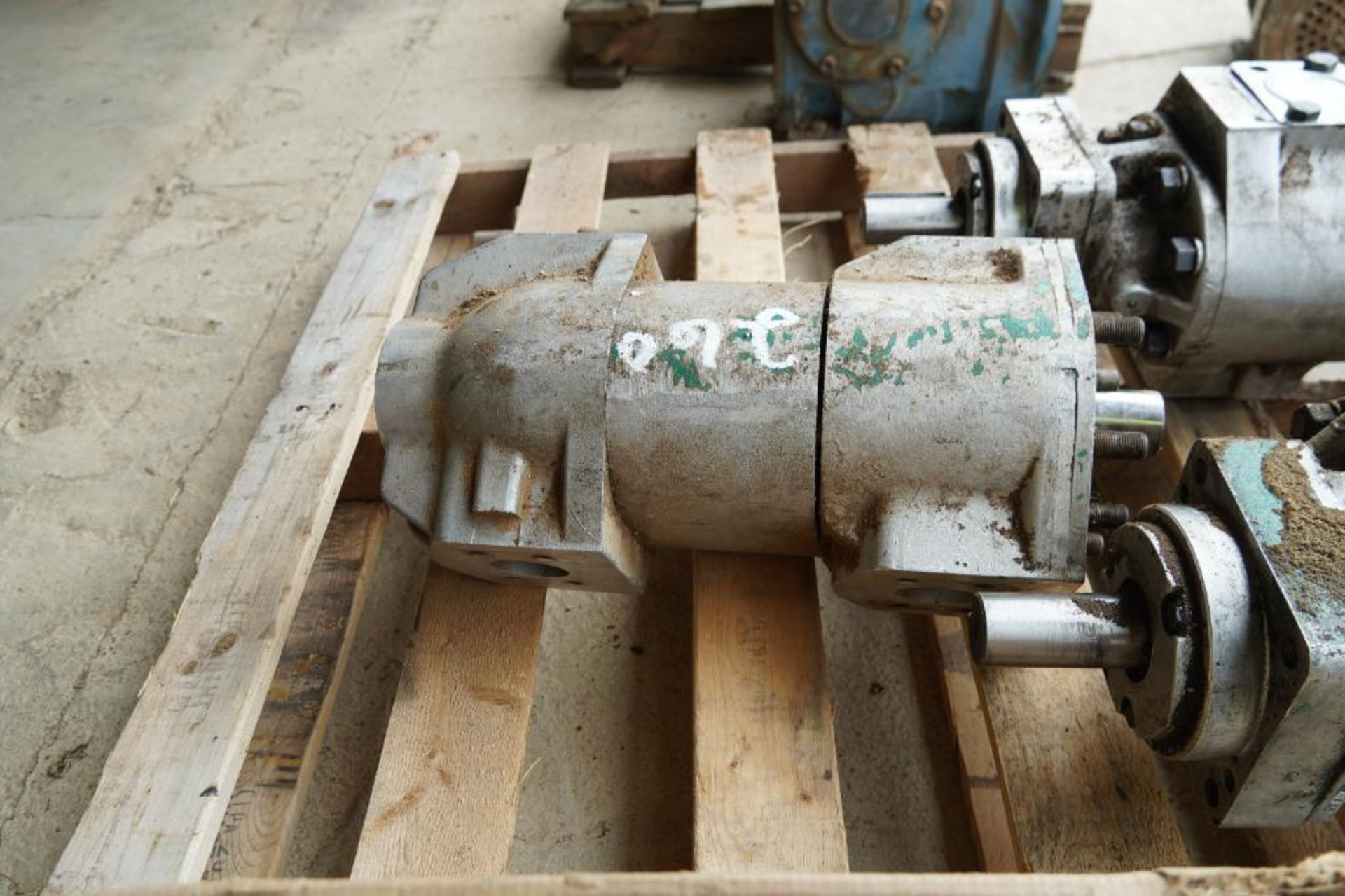 Hydraulic Motors for Tyrone Berry Feeds - Image 6 of 7